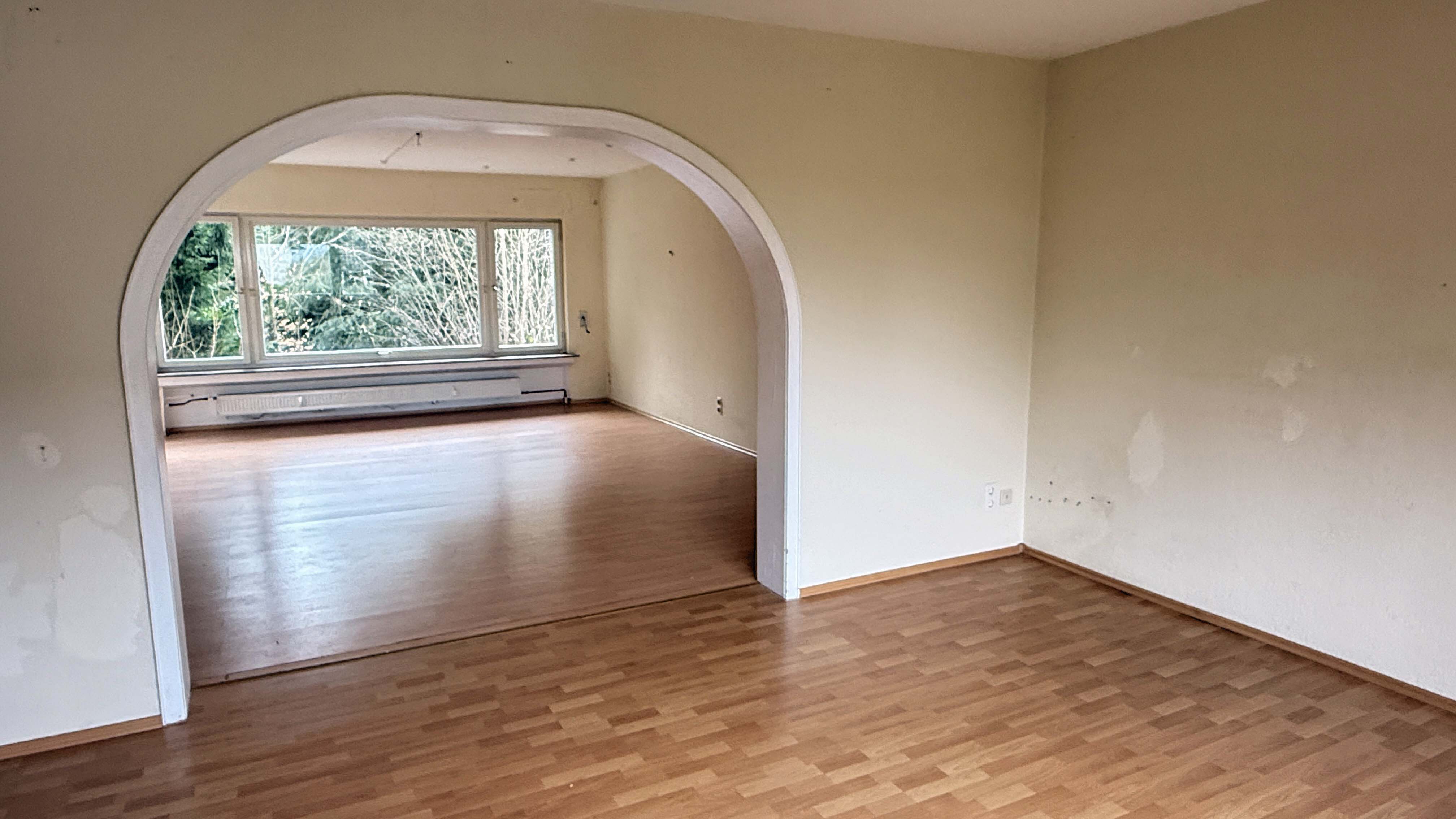 Wissen: Zweifamilienhaus im Dornröschenschlaf in bester Wohnlage, Wohn-/ Esszimmer (31 m² und 21 m²)