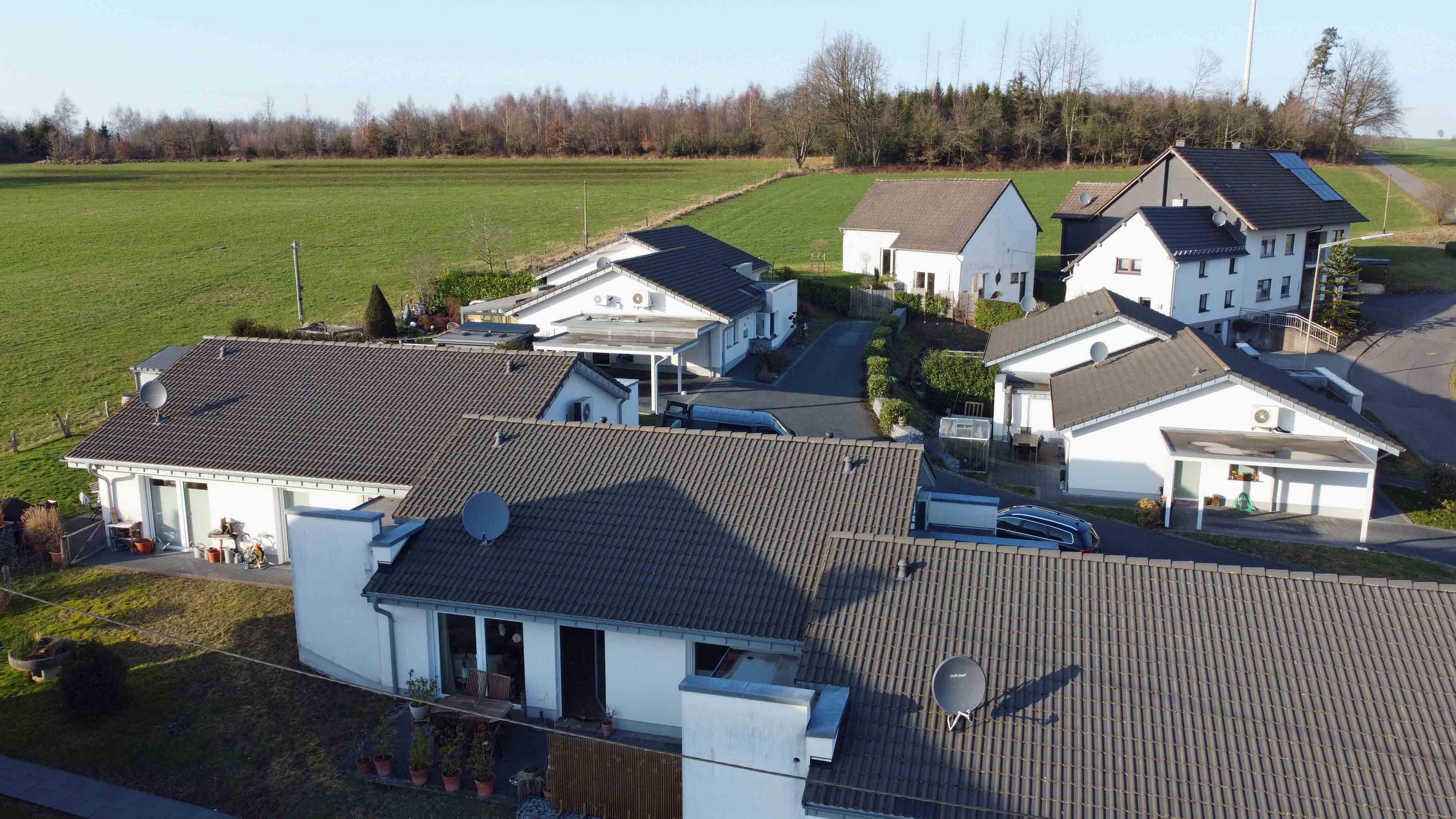 Morsbach-Seifen: Kleiner, moderner Bungalow in ruhiger Ortsrandlage, Rück-/ Südseite mit Terrasse (mittlerer Bungalow) 