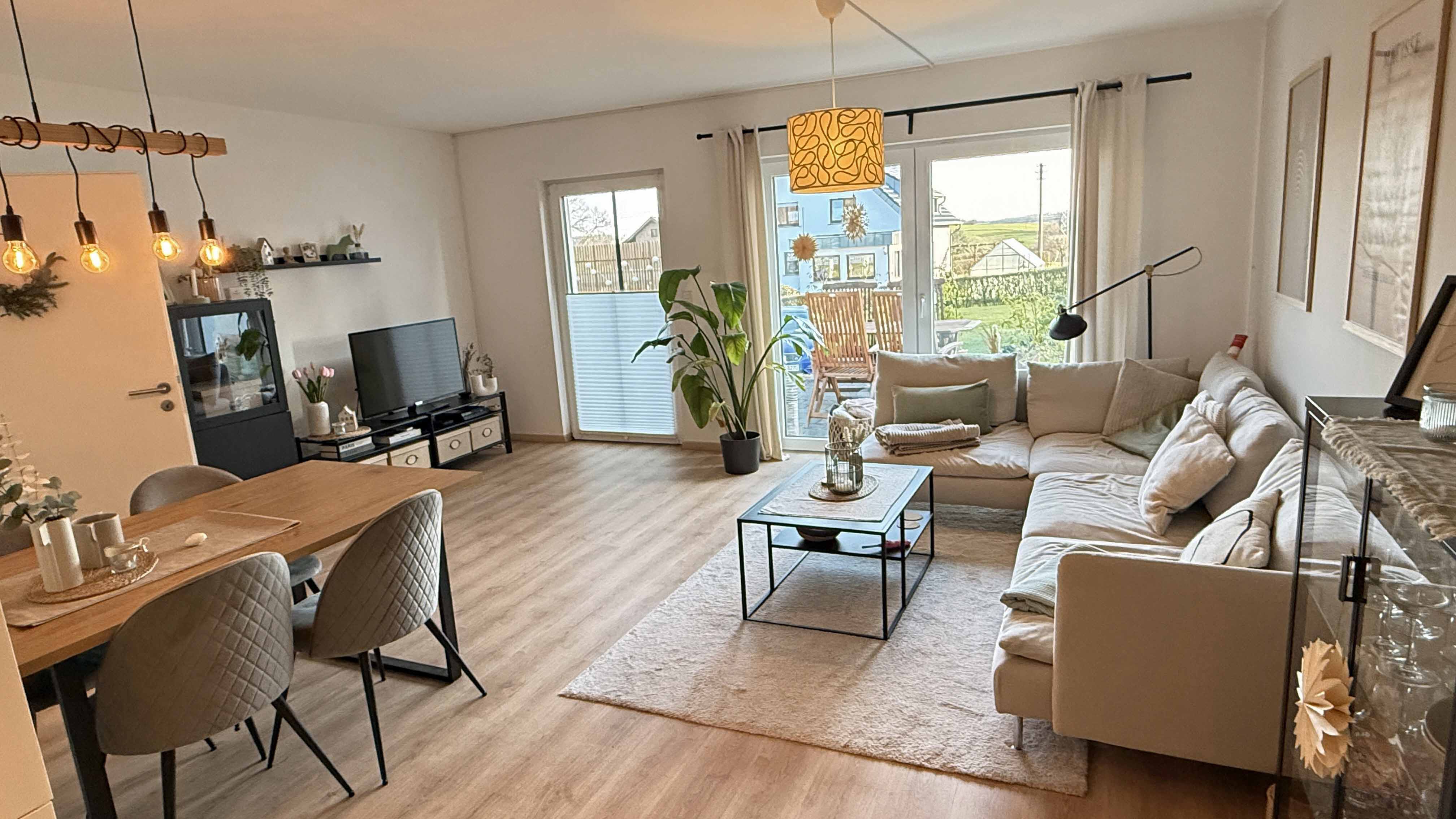 Morsbach-Seifen: Kleiner, moderner Bungalow in ruhiger Ortsrandlage, Wohn-/ Essbereich mit angrenzender,...