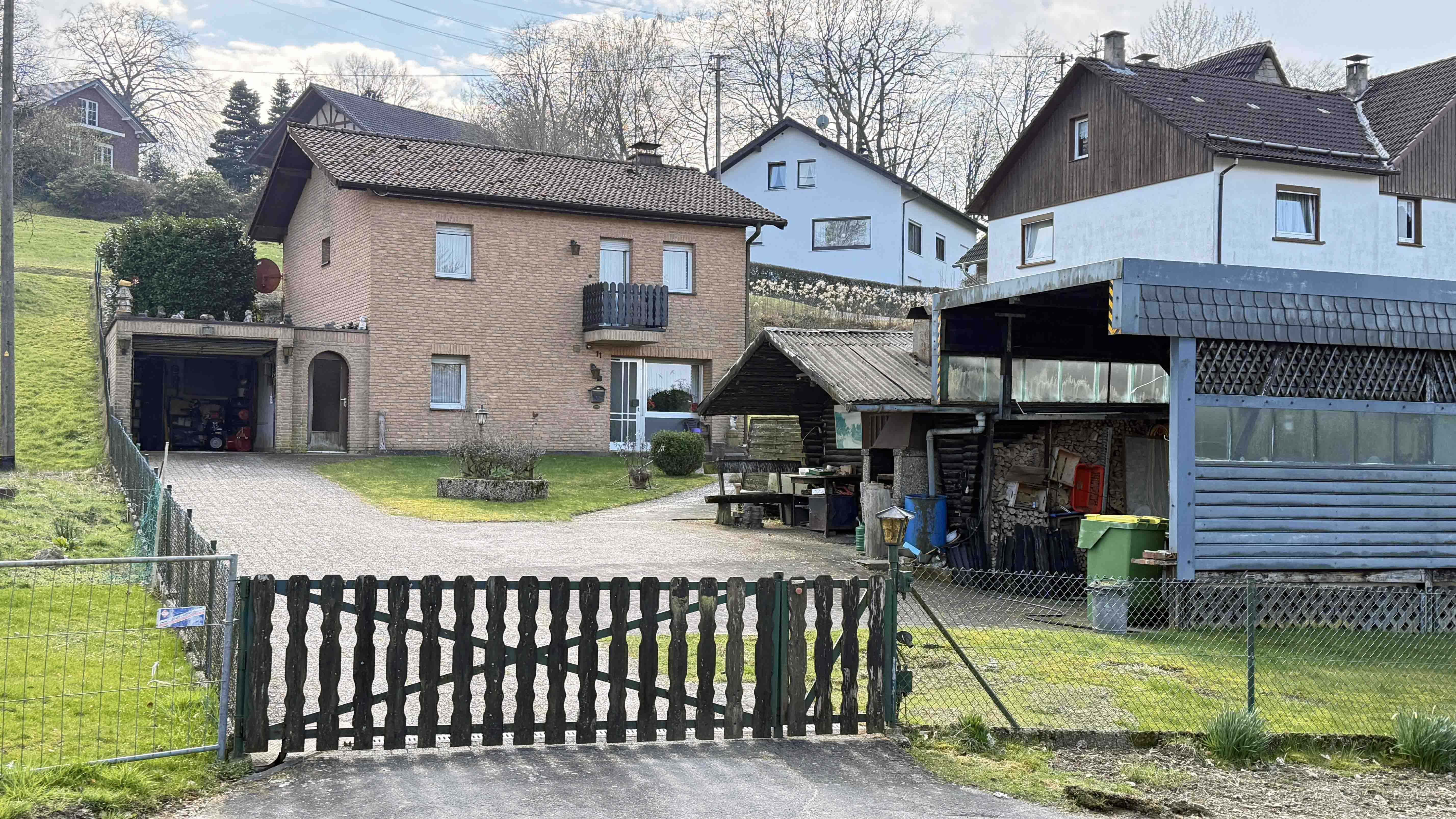 405 2-466 - Reichshof-Buchen: Mit Wohnmobil-Carport und hundegerecht eingezäuntem Grundstück