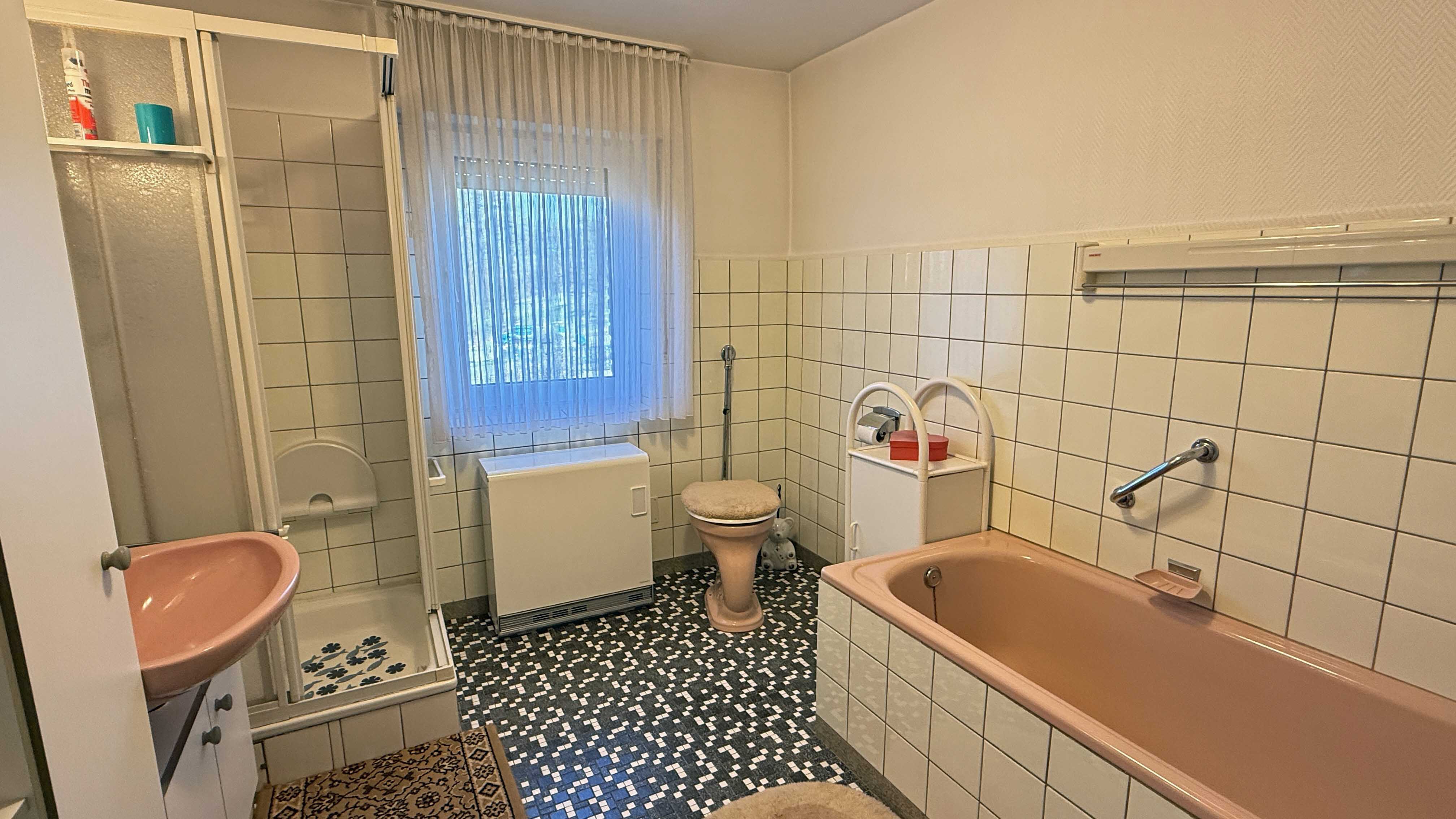 Reichshof-Buchen: Mit Wohnmobil-Carport und hundegerecht eingezäuntem Grundstück, Bad mit Dusche und Wanne im UG