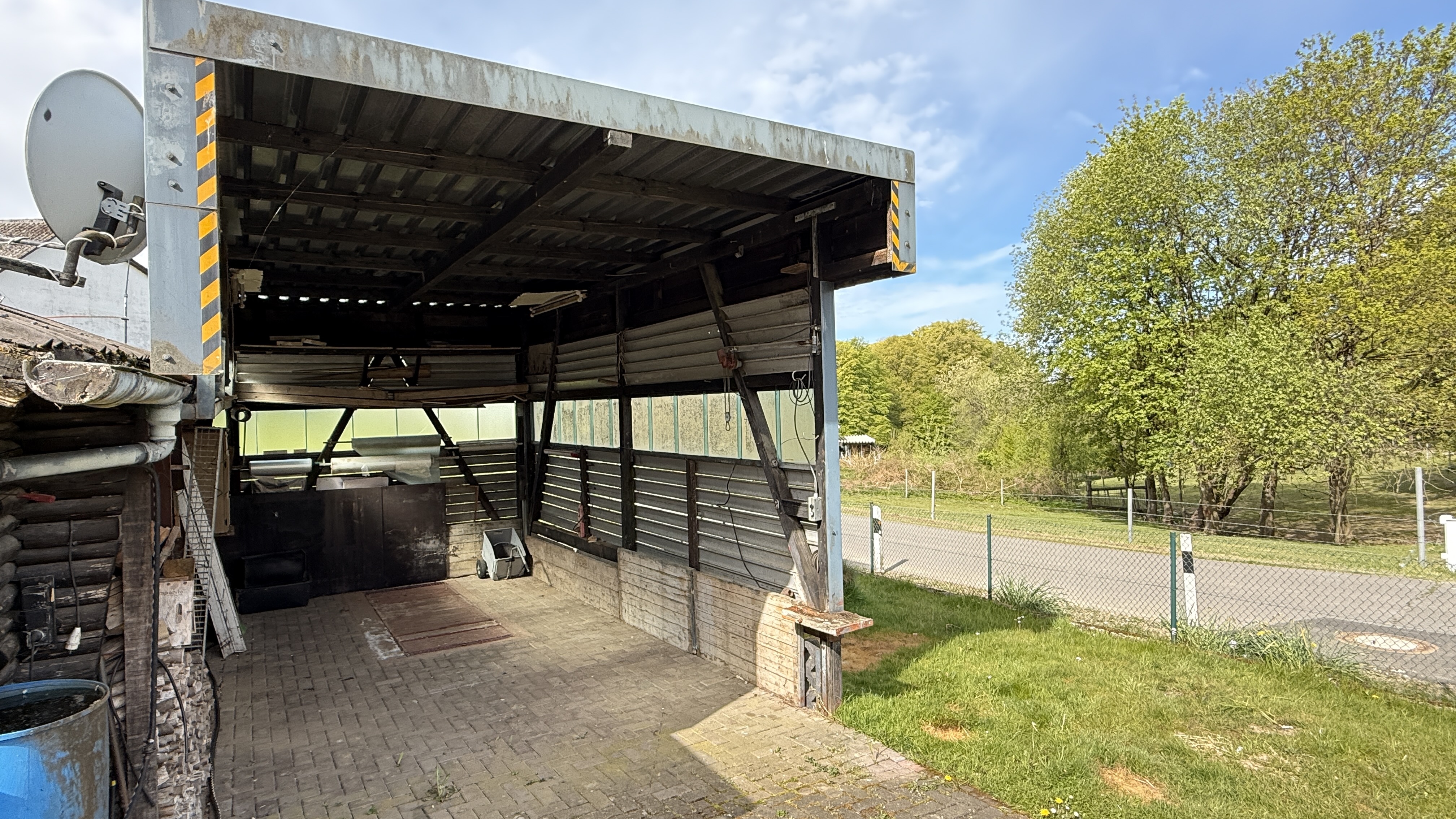 Reichshof-Buchen: Mit Wohnmobil-Carport und 642 m² eingezäuntem Grundstück, Carport: 6,8 m tief, 3,60 m breit u. 3,2 m hoch