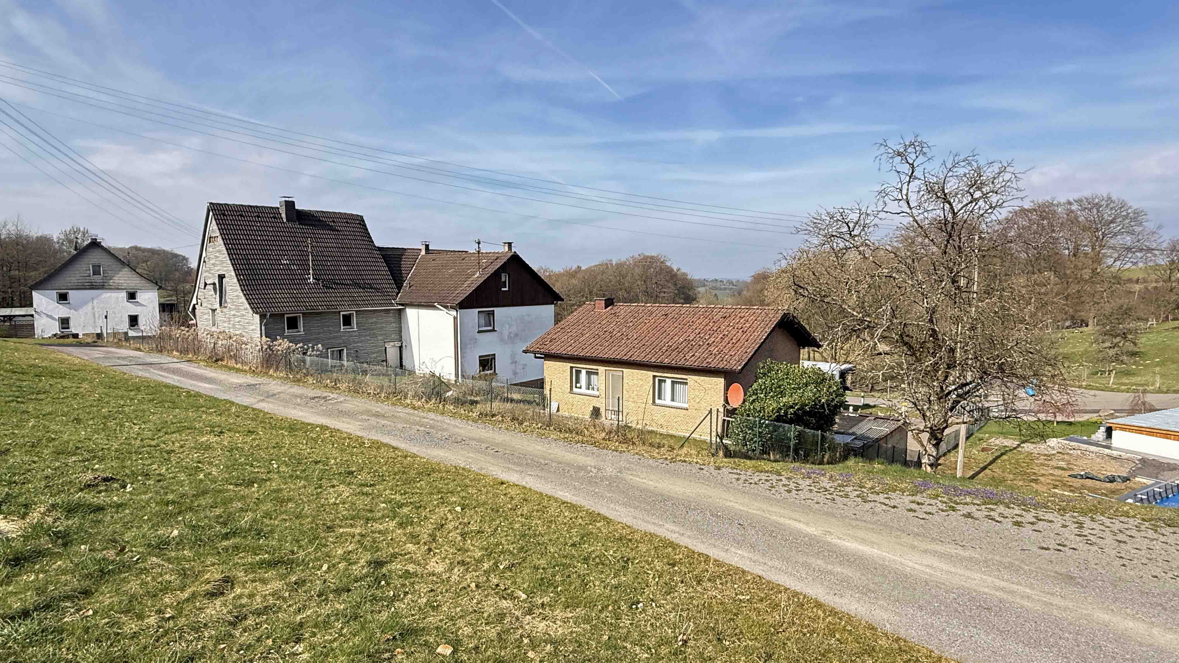 Reichshof-Buchen: Mit Wohnmobil-Carport und hundegerecht eingezäuntem Grundstück, idyllische Lage eines kleinen Dorfes in Reichshof