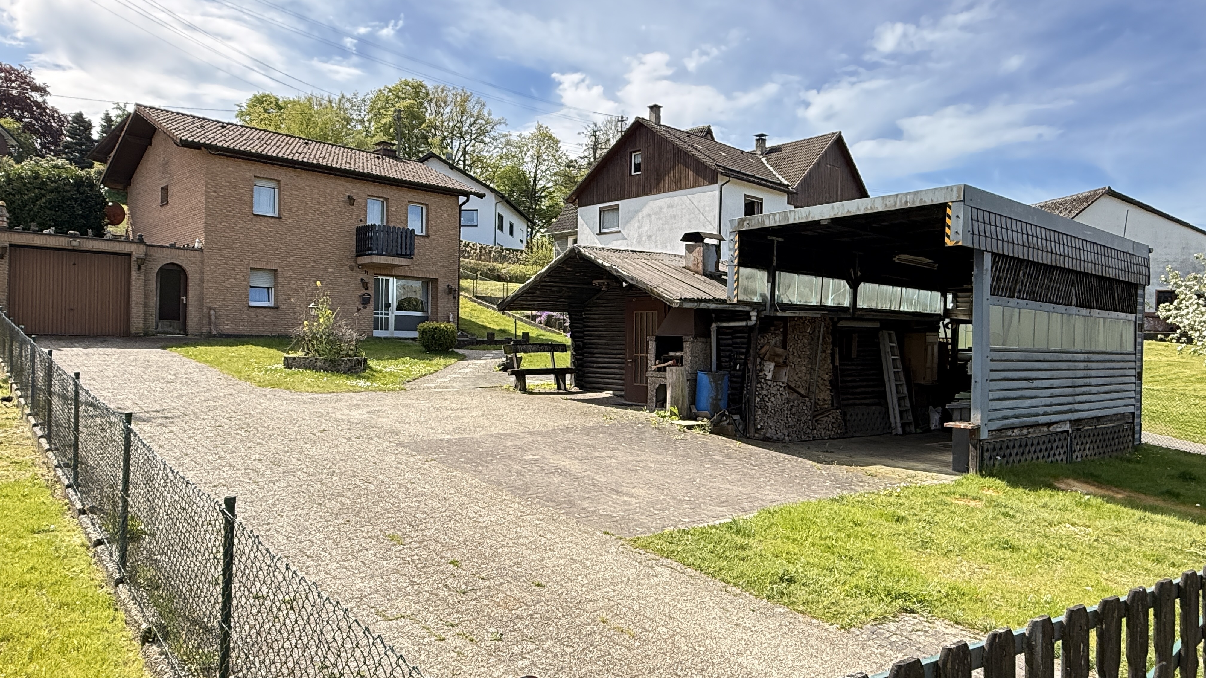 405 2-466 - Reichshof-Buchen: Mit Wohnmobil-Carport und 642 m² eingezäuntem Grundstück