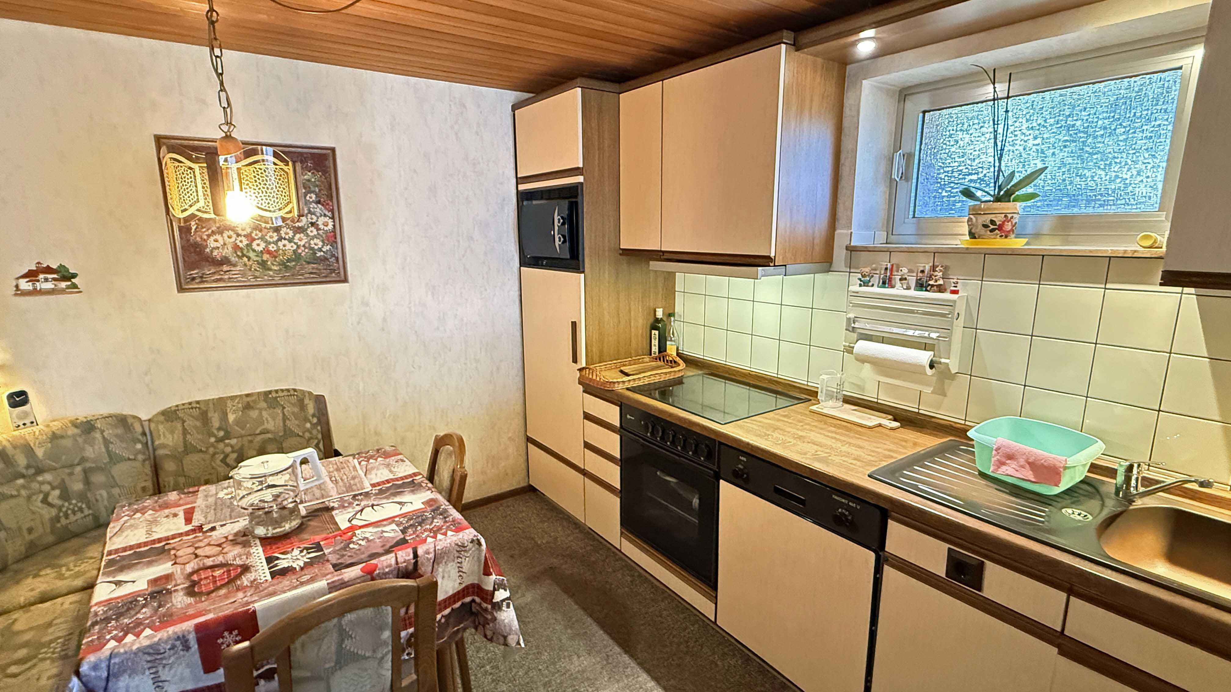 Reichshof-Buchen: Mit Wohnmobil-Carport und hundegerecht eingezäuntem Grundstück, Wohnküche im UG: 19,7 m² 