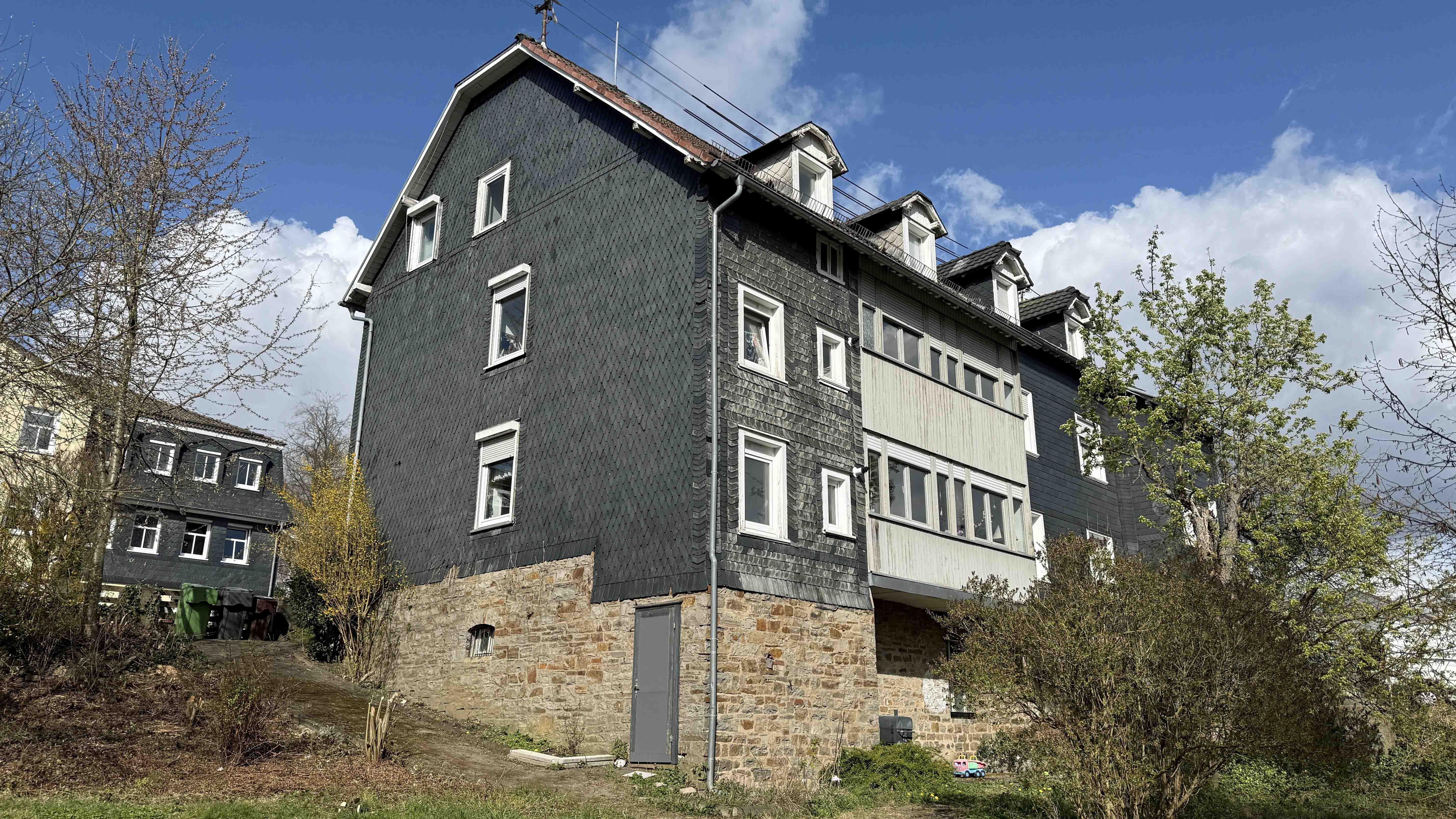 410 2-467 - Waldbröl: Stilvolles 3-Familienhaus mit Bauland daneben