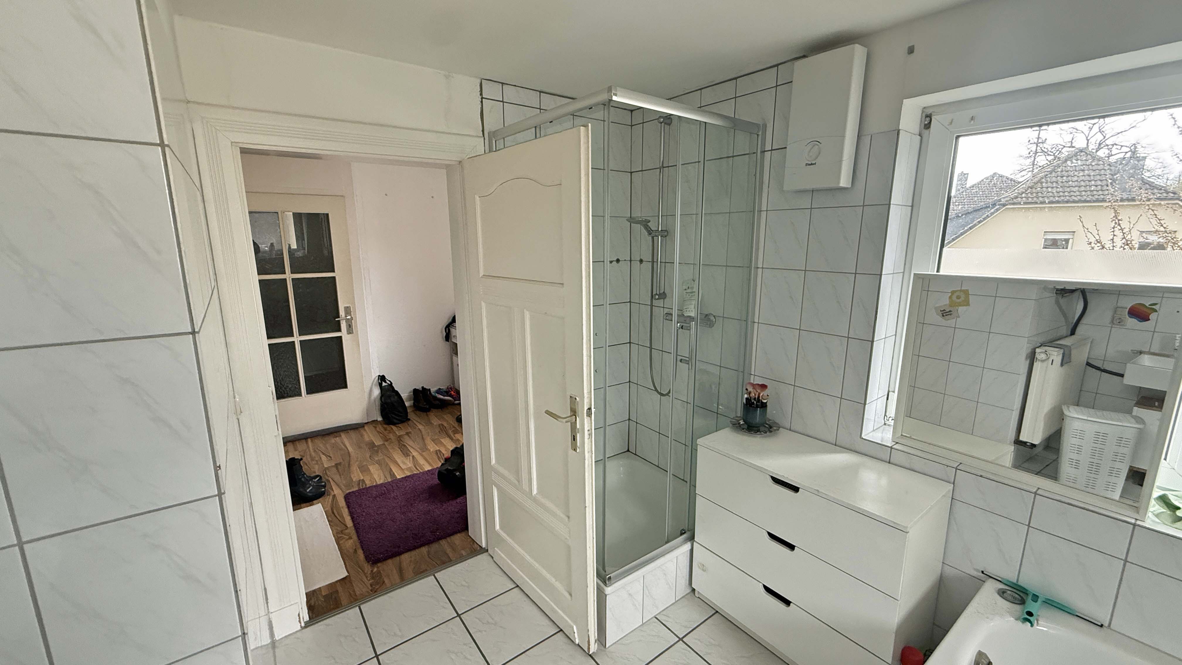 Waldbröl: Stilvolles 3-Familienhaus mit Bauland daneben, hell geflieste Bäder teils mit Dusche...