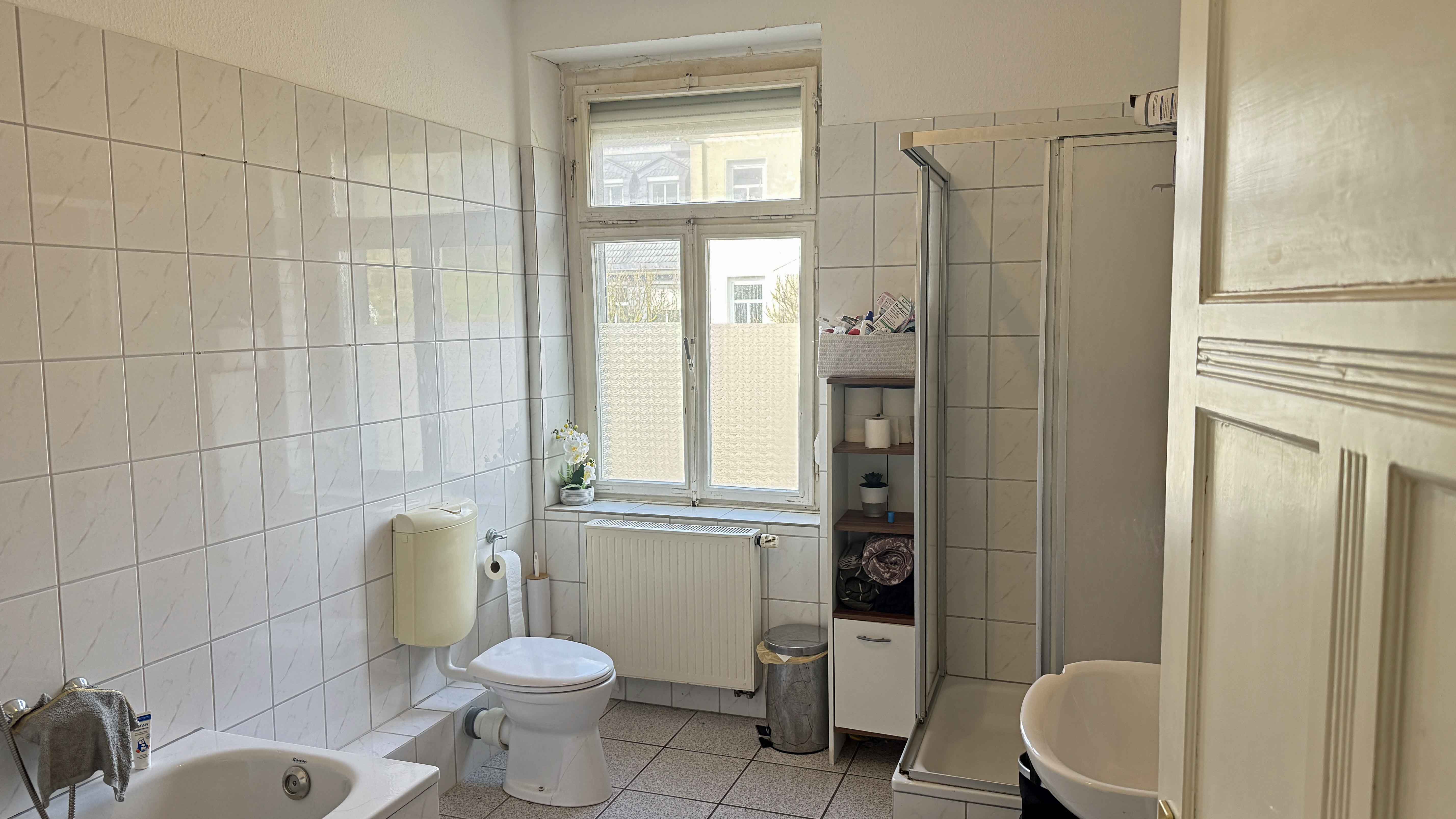 Waldbröl: Stilvolles 3-Familienhaus mit Bauland daneben, ...teils auch mit Badewanne