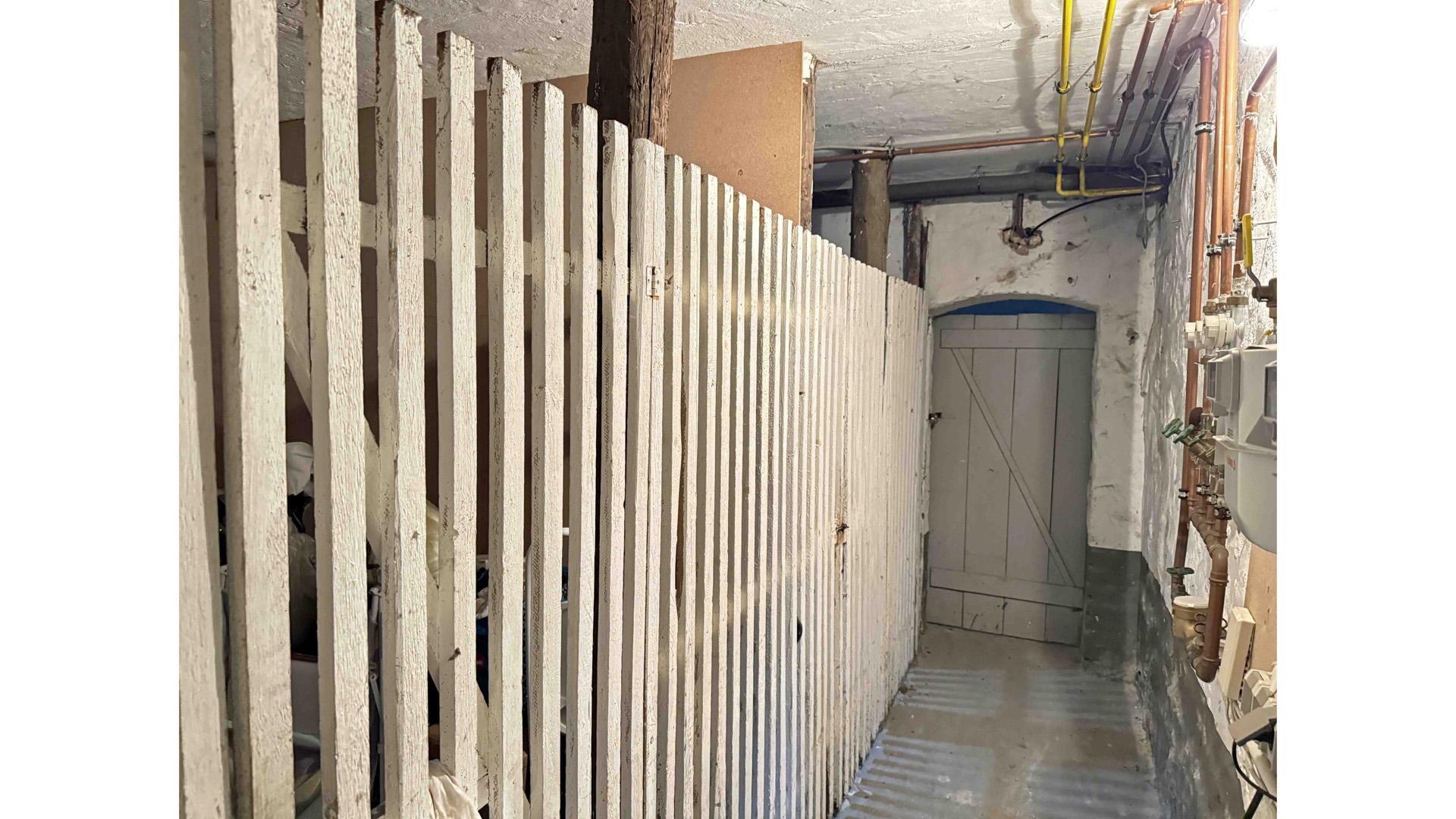 Waldbröl: Stilvolles 3-Familienhaus mit Bauland daneben, Kellerabteile für jede Wohnung