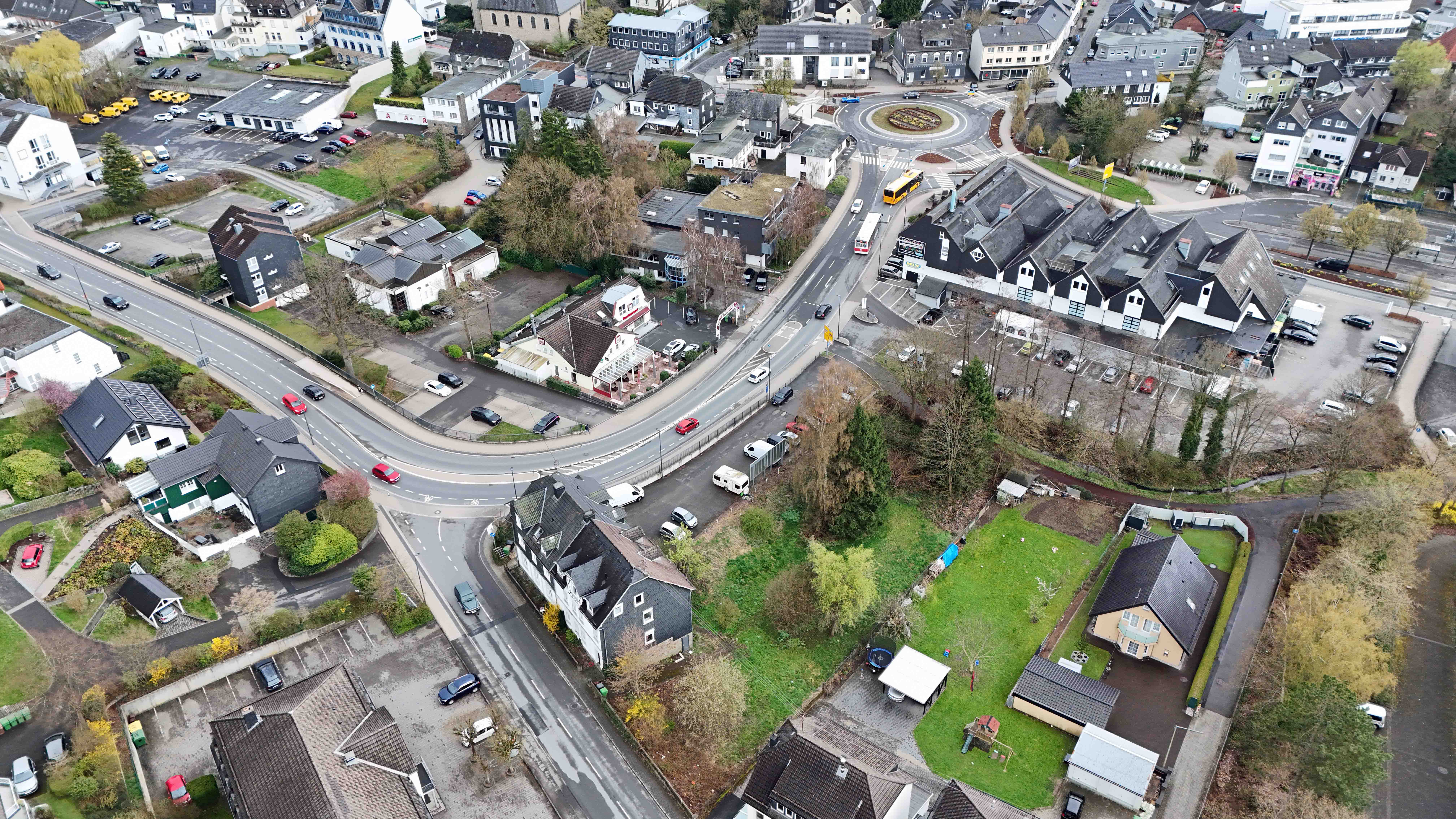 Waldbröl: Stilvolles 3-Familienhaus mit Bauland daneben, zentrale Lage, mitten in Waldbröl