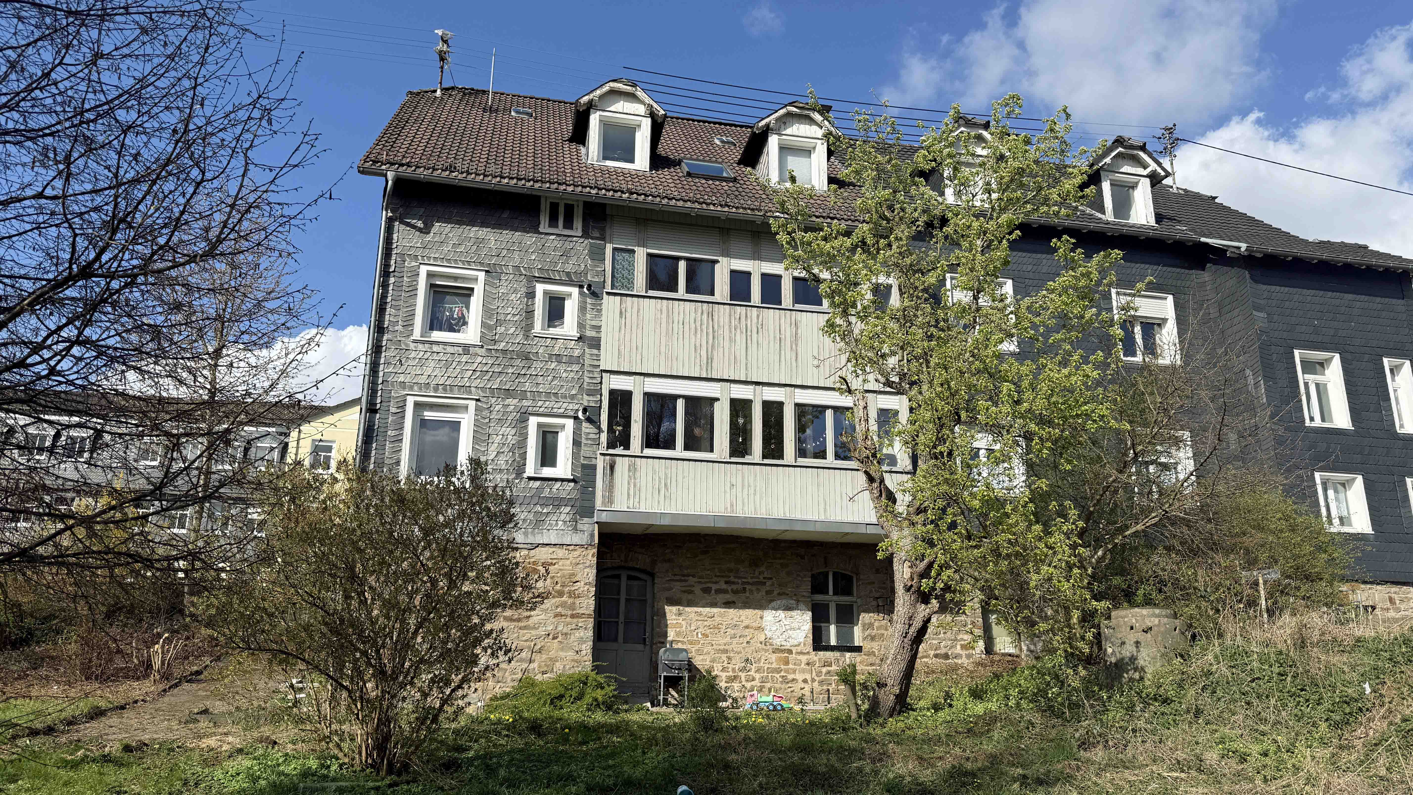 Waldbröl: Stilvolles 3-Familienhaus mit Bauland daneben, viele Fenster an der Süd-/ Hausrückseite, Bj. 2001