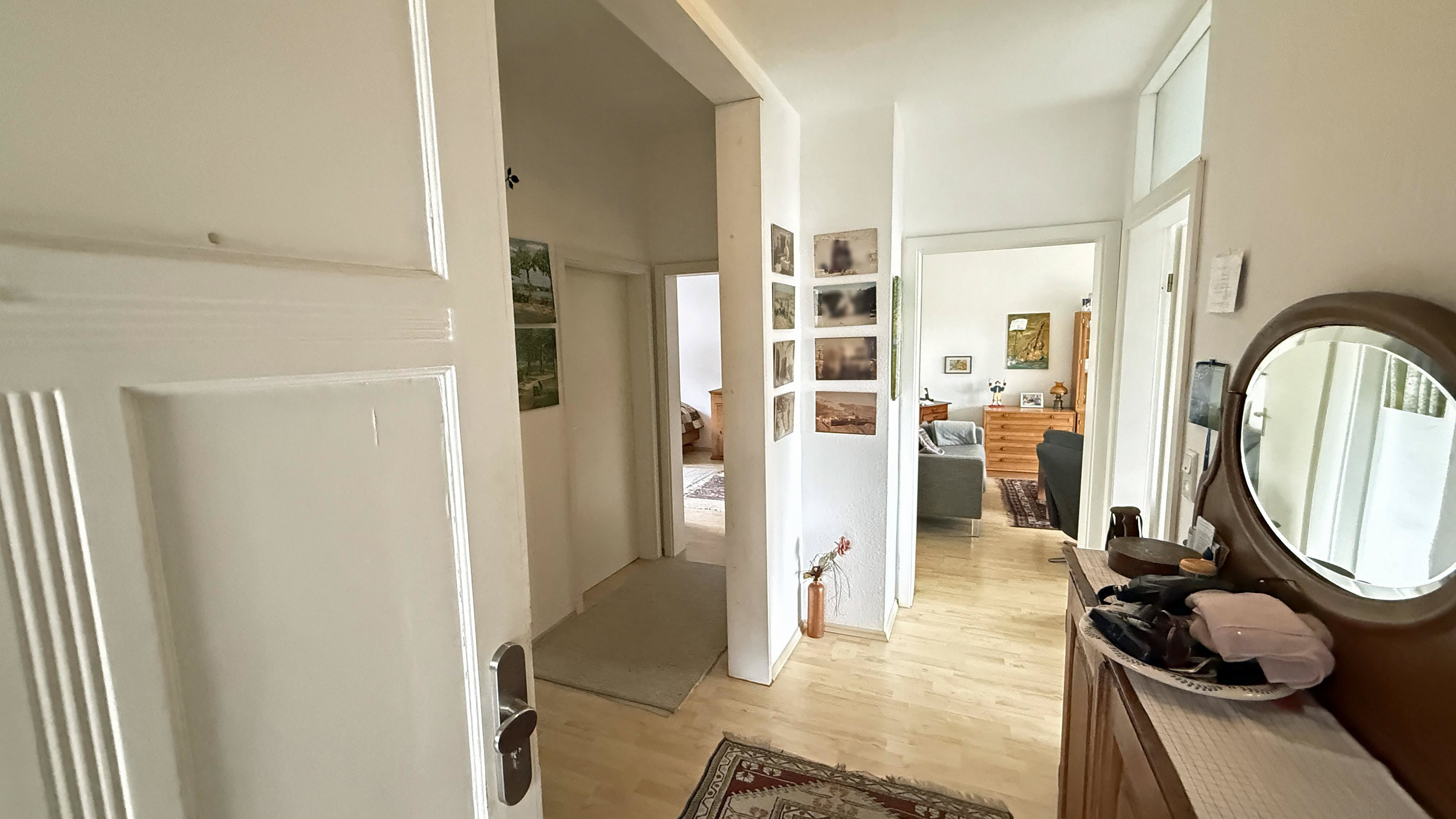 Waldbröl: Stilvolles 3-Familienhaus mit Bauland daneben, alle Wohnungen sind hell und sinnvoll aufgeteilt