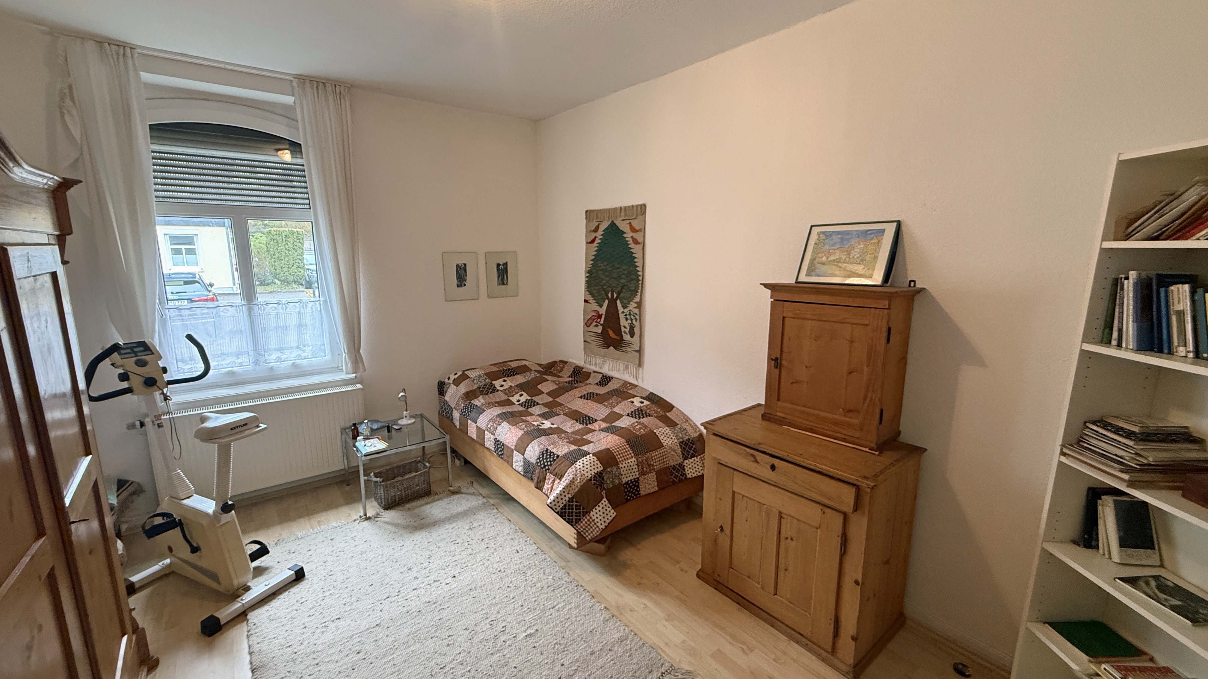 Waldbröl: Stilvolles 3-Familienhaus mit Bauland daneben, freundliche, gemütliche Zimmer mit Charme