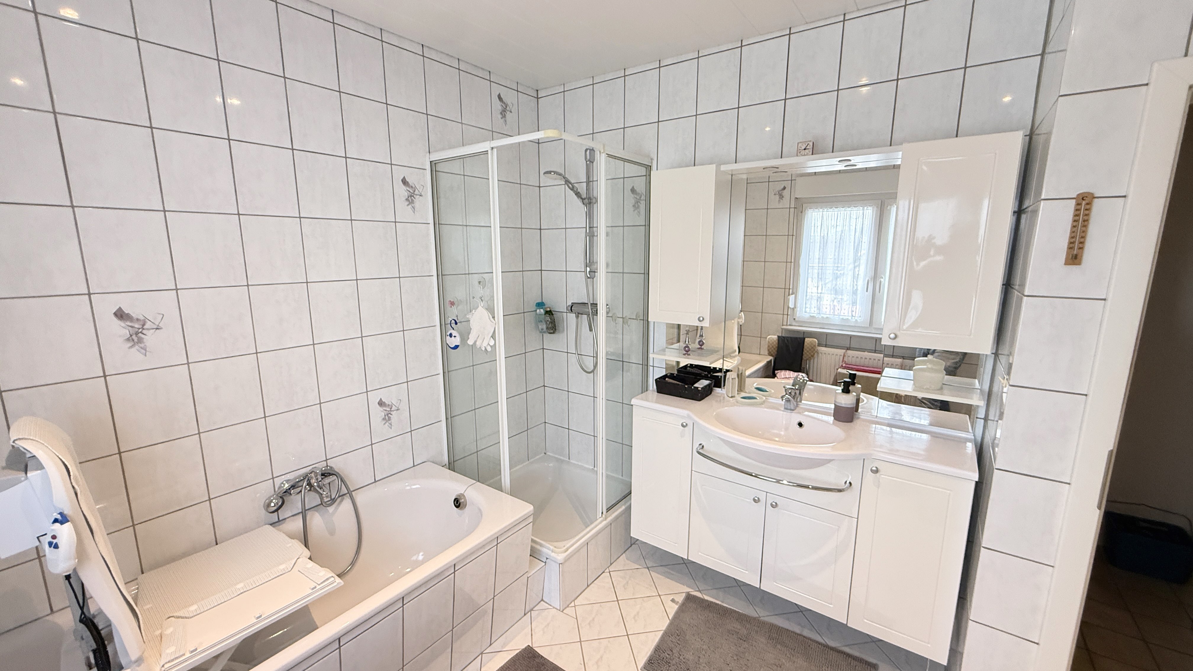 Morsbach-Katzenbach: Gepflegtes Wohnhaus mit großem Garten, Bad im EG (7,7 m²) 