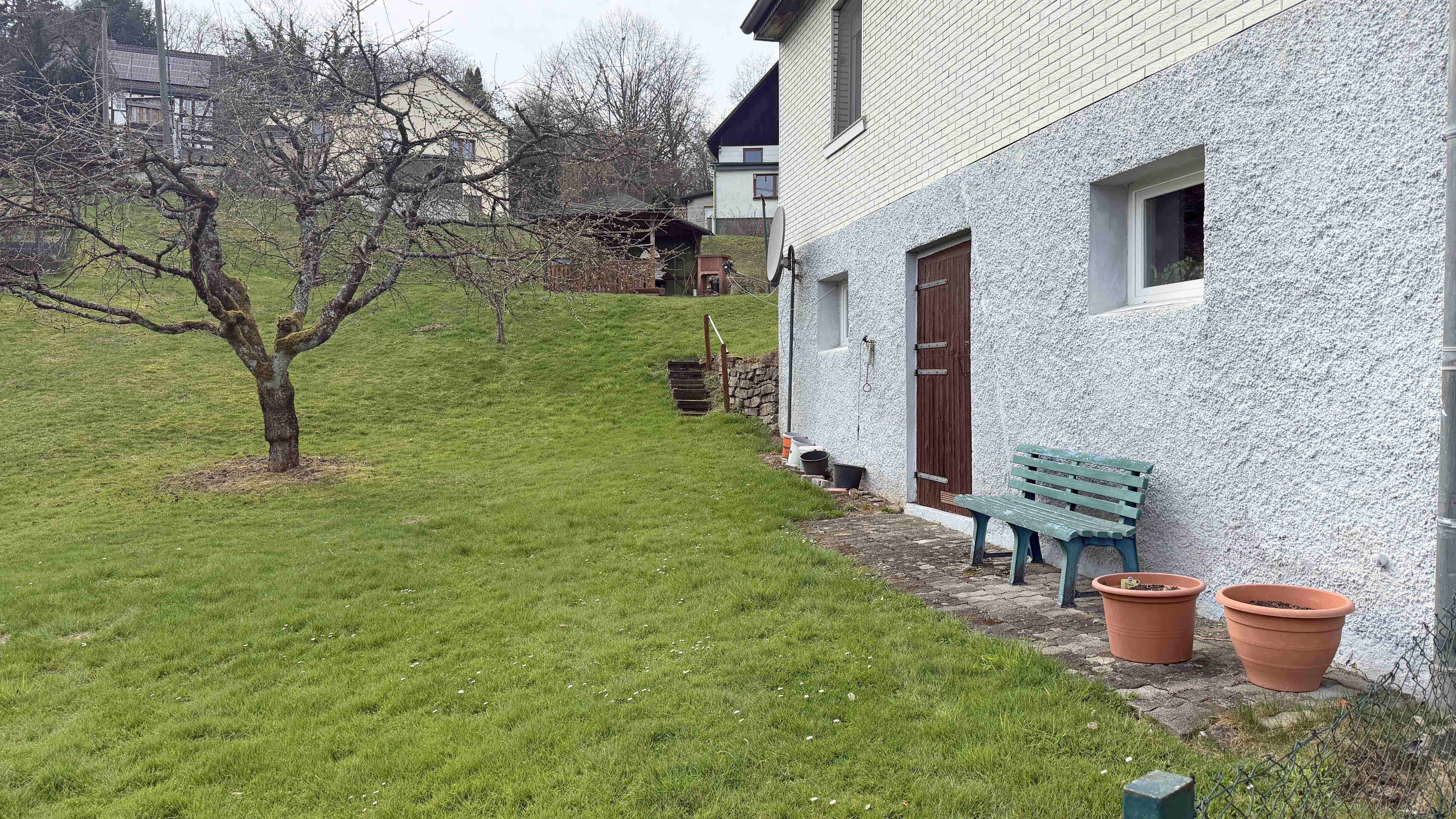 Morsbach-Katzenbach: Gepflegtes Wohnhaus mit großem Garten, ebenerdiger Zugang zum Keller. Garten mit... 