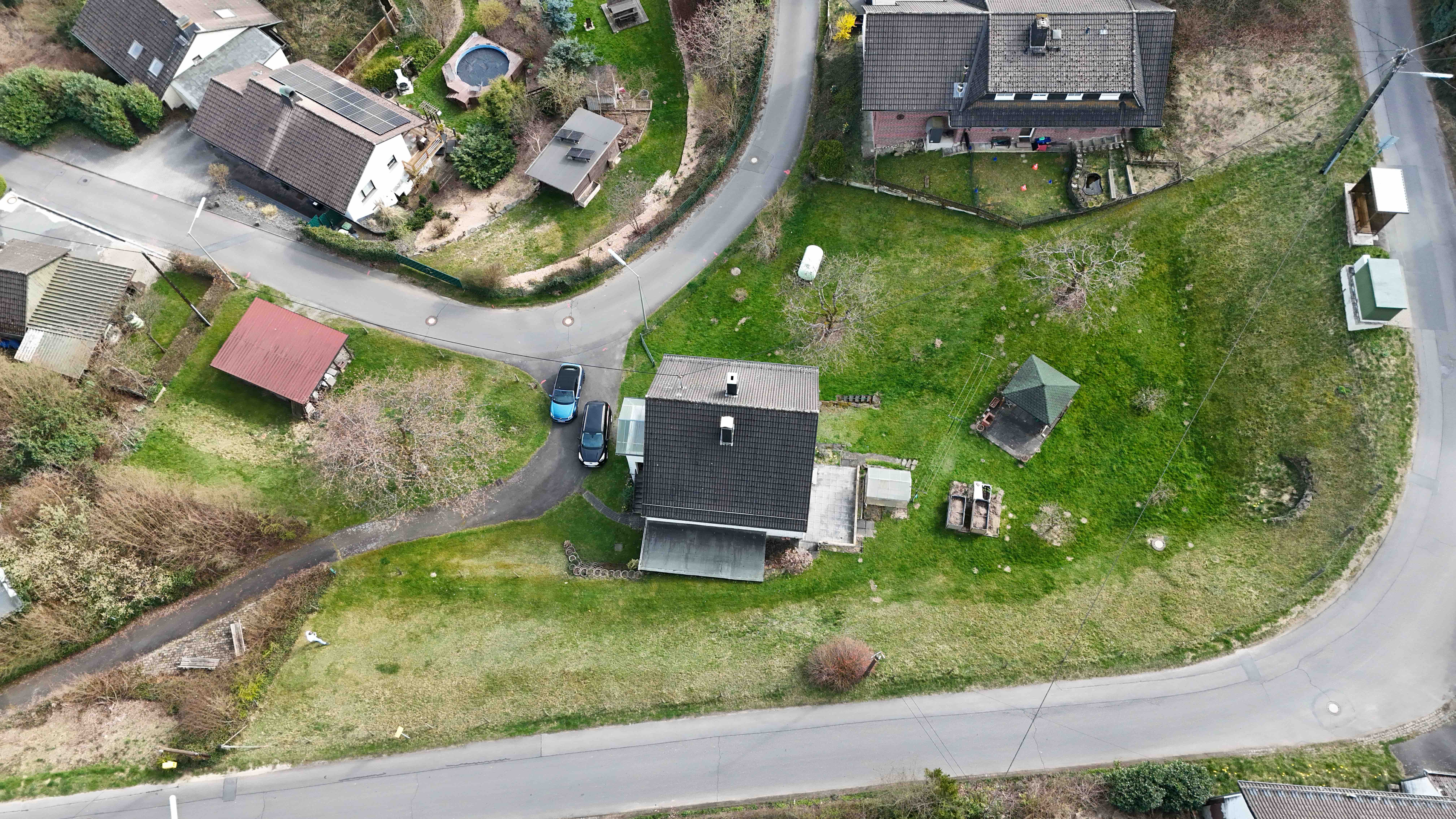 Morsbach-Katzenbach: Gepflegtes Wohnhaus mit großem Garten, Übersicht über das gesamte Gartengrundstück