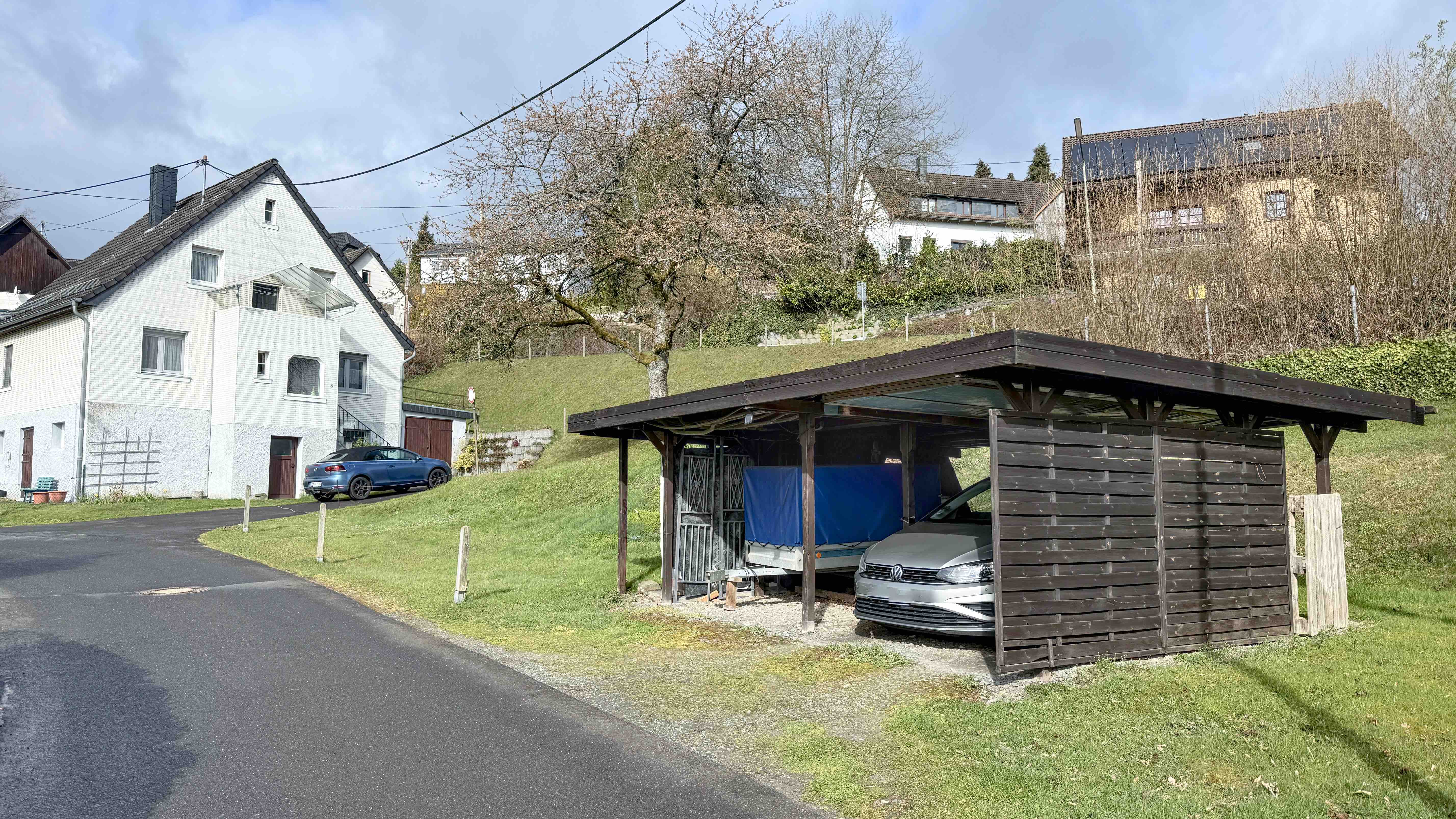 Morsbach-Katzenbach: Gepflegtes Wohnhaus mit großem Garten, Doppelcarport am Haus