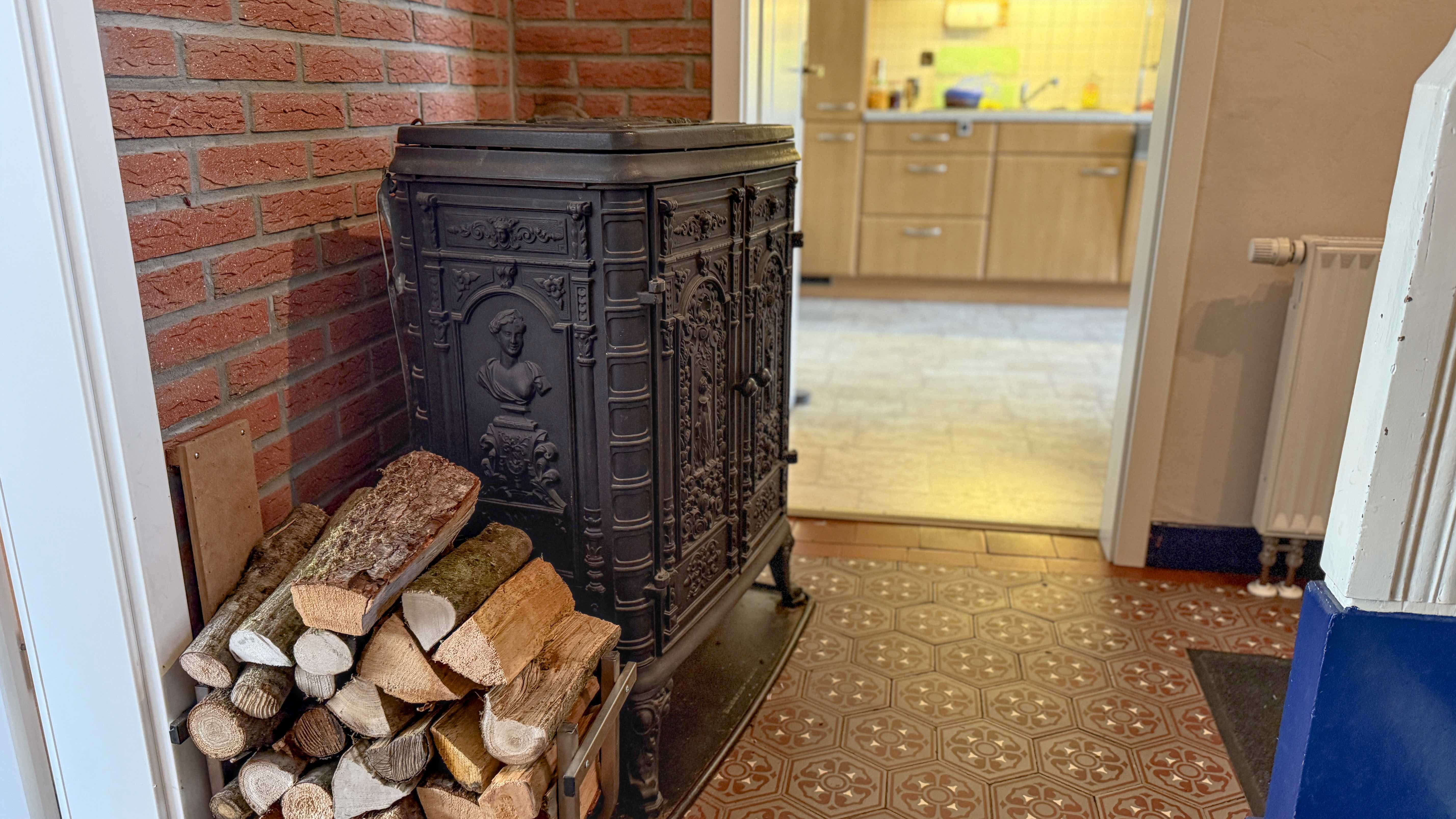 Morsbach-Katzenbach: Gepflegtes Wohnhaus mit großem Garten, Gussofen als zweite (günstige) Heizung im Haus