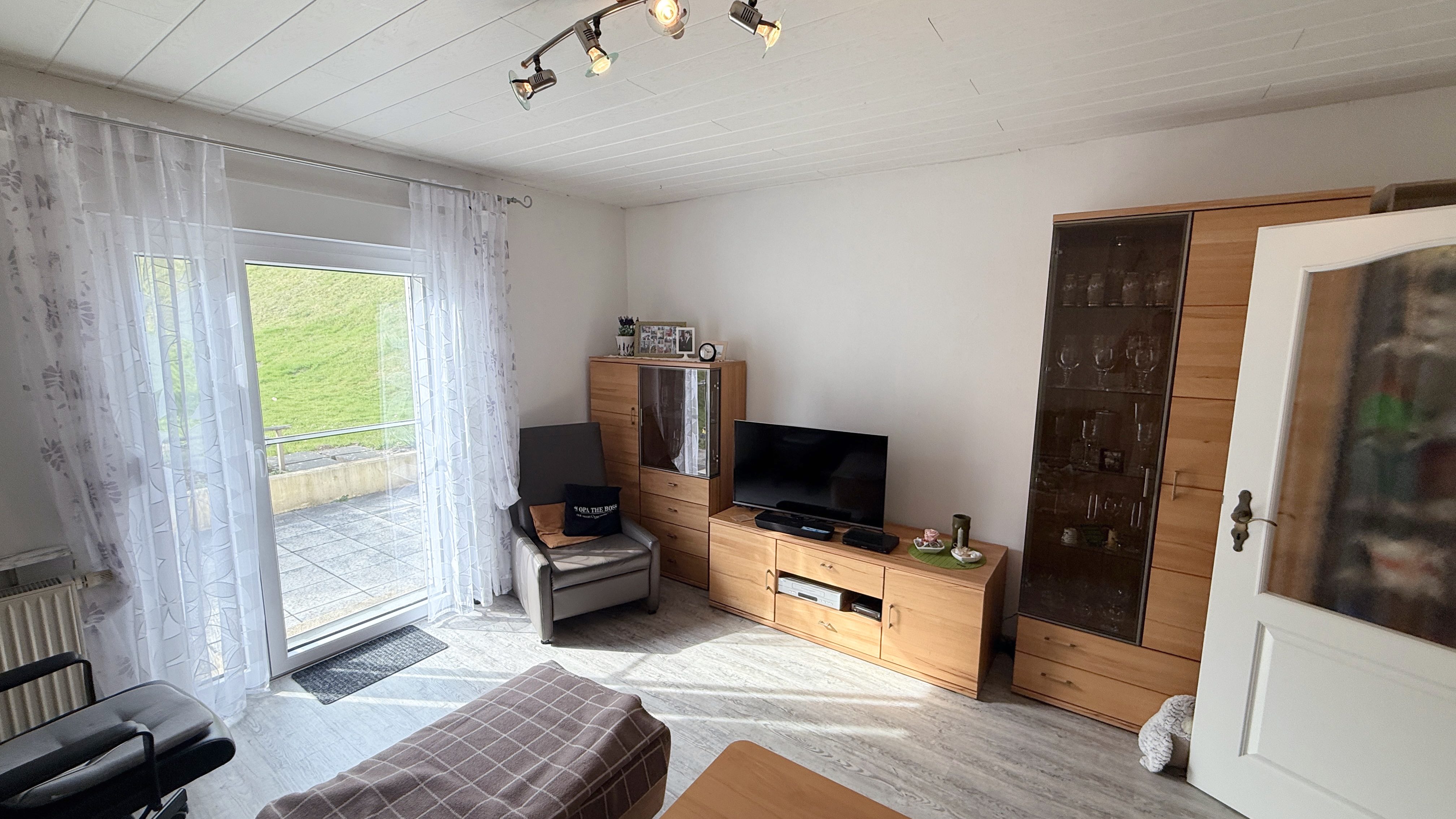 Morsbach-Katzenbach: Gepflegtes Wohnhaus mit großem Garten, ...aus dem Wohnzimmer (19 m²) begehbar