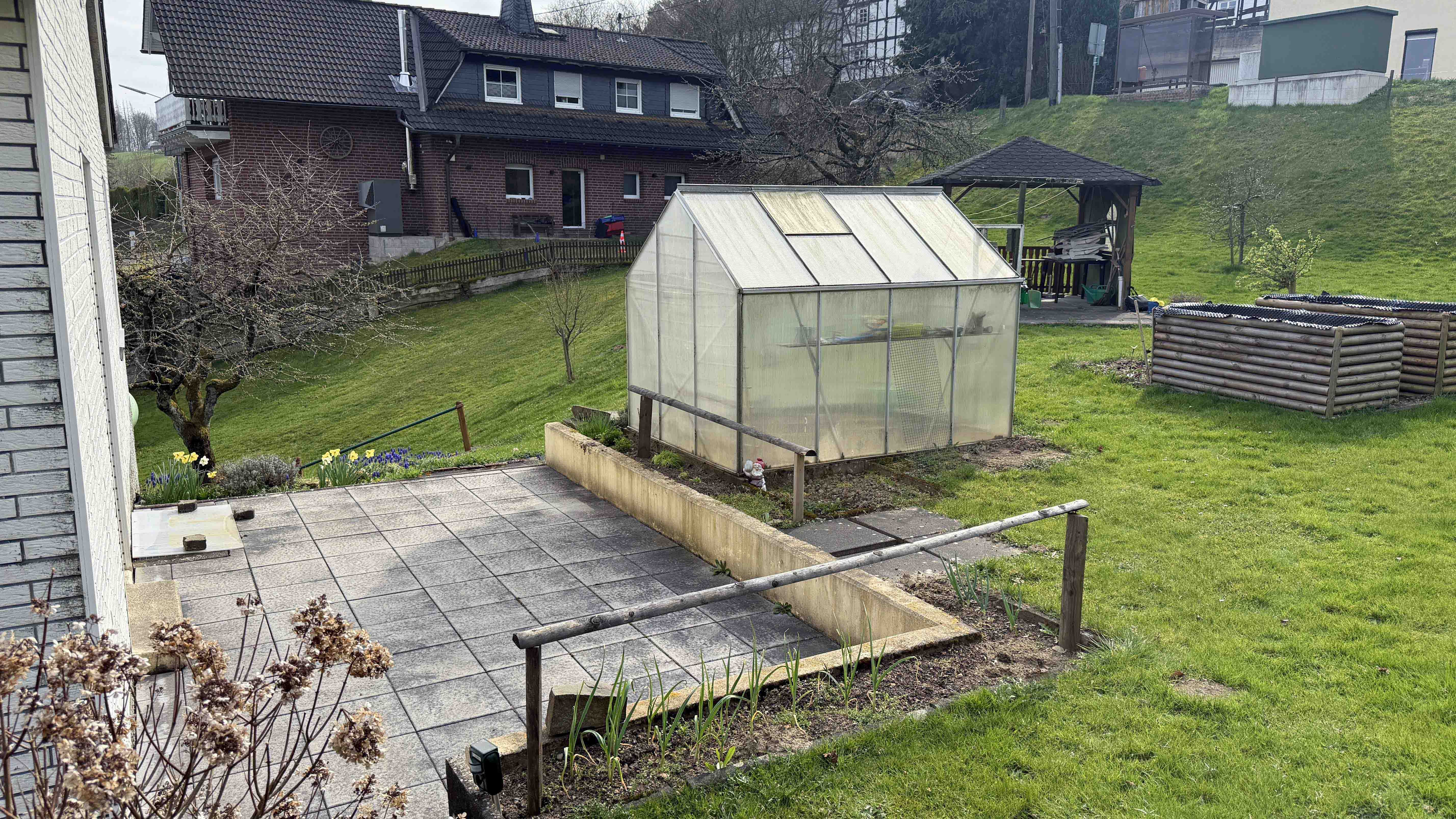 Morsbach-Katzenbach: Gepflegtes Wohnhaus mit großem Garten, große Terrasse an der Sonnenseite, direkt...