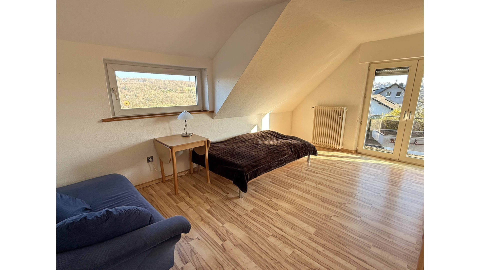 Waldbröl-Hermesdorf: Landhaus mit 64 m² Wohn-/Essbereich und Panoramablick, Wohnung im DG 