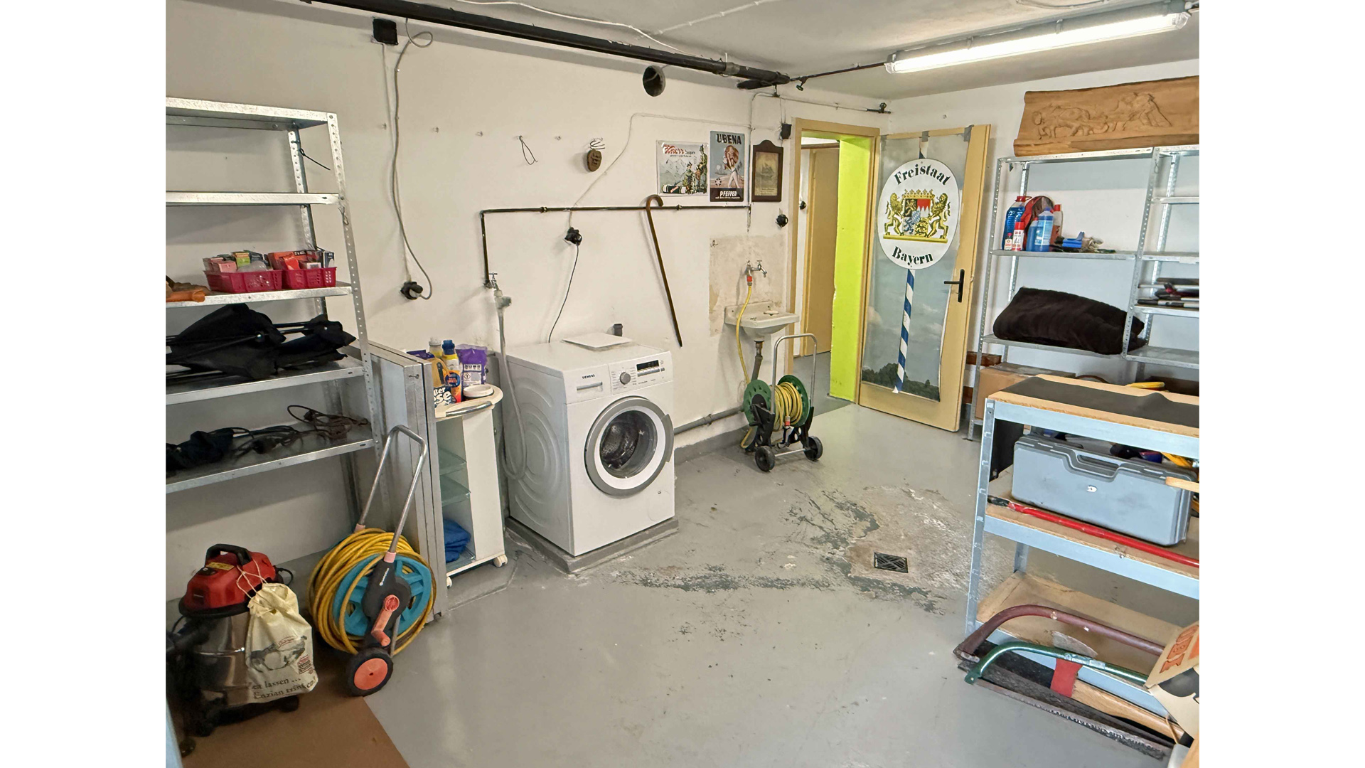 Waldbröl-Hermesdorf: Landhaus mit 64 m² Wohn-/Essbereich und Panoramablick, 114 m² Nutzfläche im Keller u. zwei Garagen