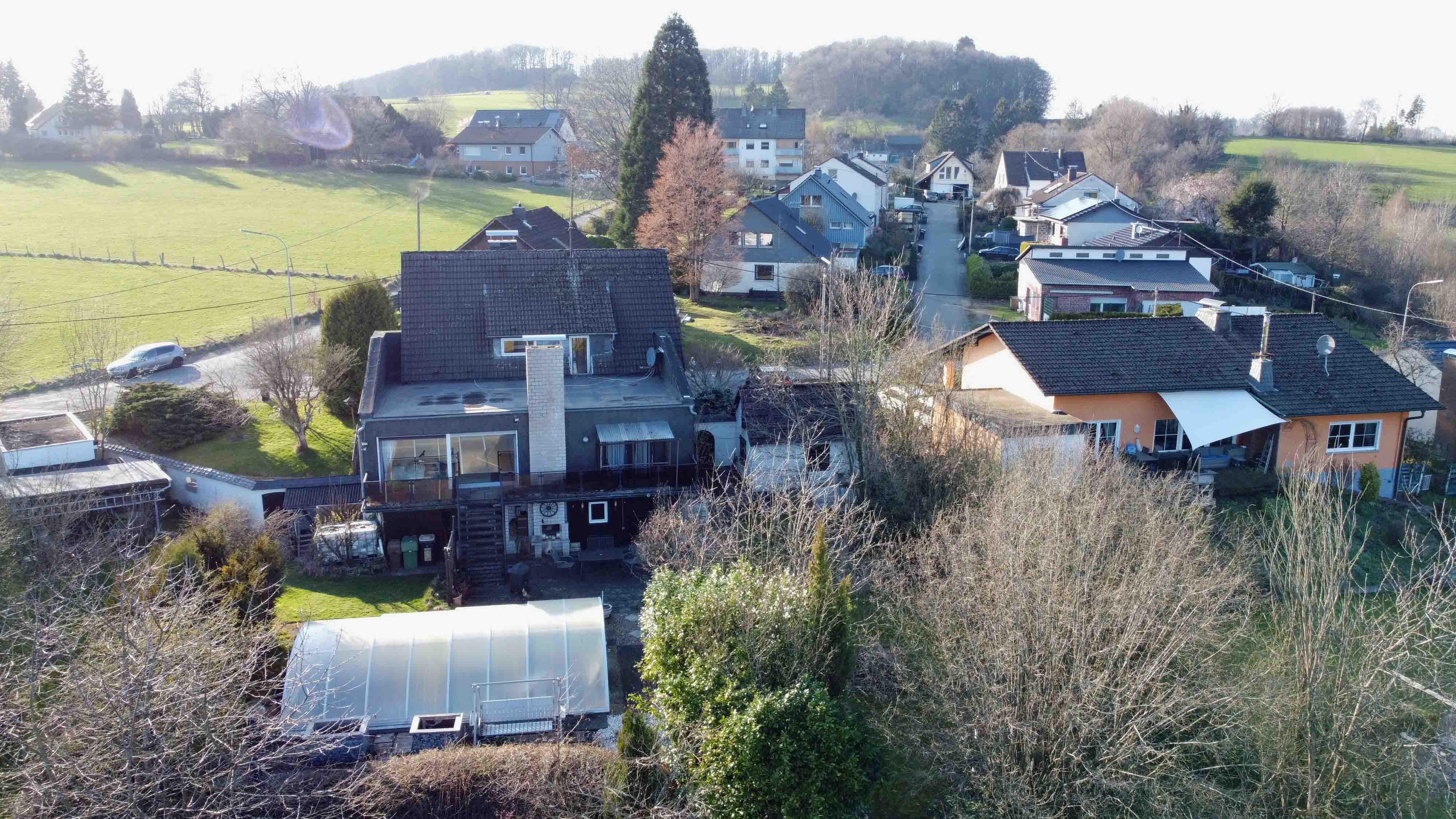 Waldbröl-Hermesdorf: Landhaus mit 64 m² Wohn-/Essbereich und Panoramablick, Hausrückseite mit Garten (Grundstück: 1.812 m²) 