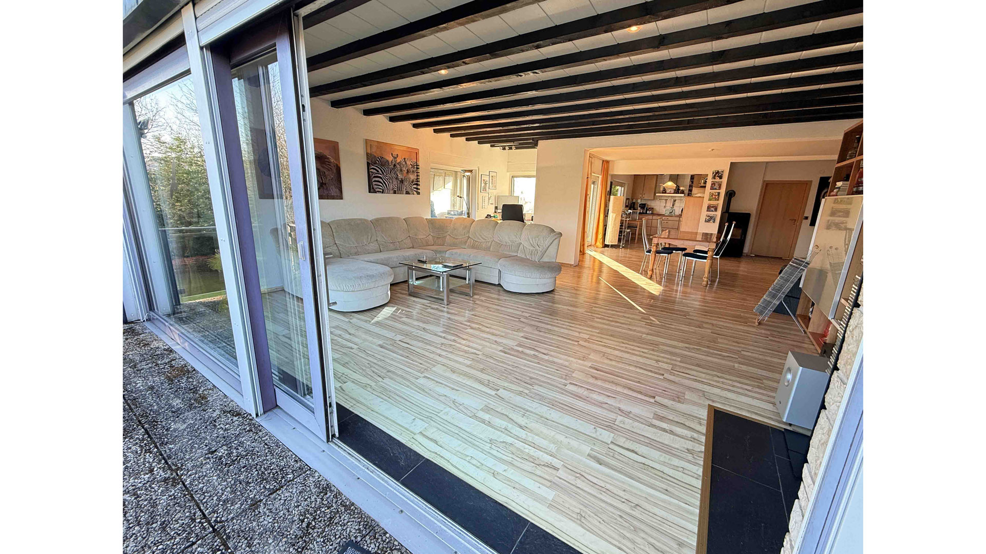 Waldbröl-Hermesdorf: Landhaus mit 64 m² Wohn-/Essbereich und Panoramablick, Blick in das Wohn-/ Esszimmer (53 m²) 