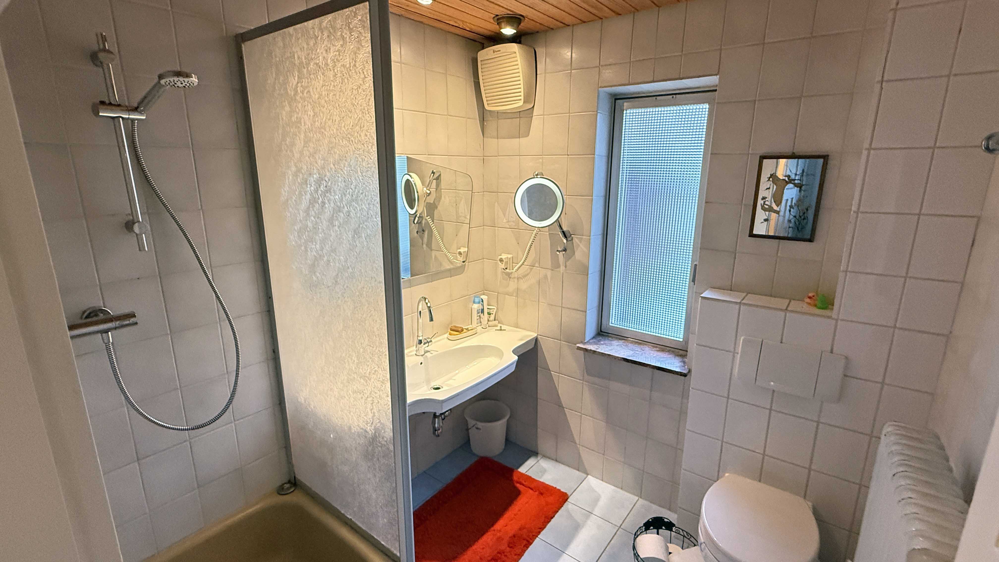 Hövels: Gepflegtes EFH villenartig gebaut und ausgestattet, Bad im OG. Auf jeder Etage ist ein WC vorhanden!