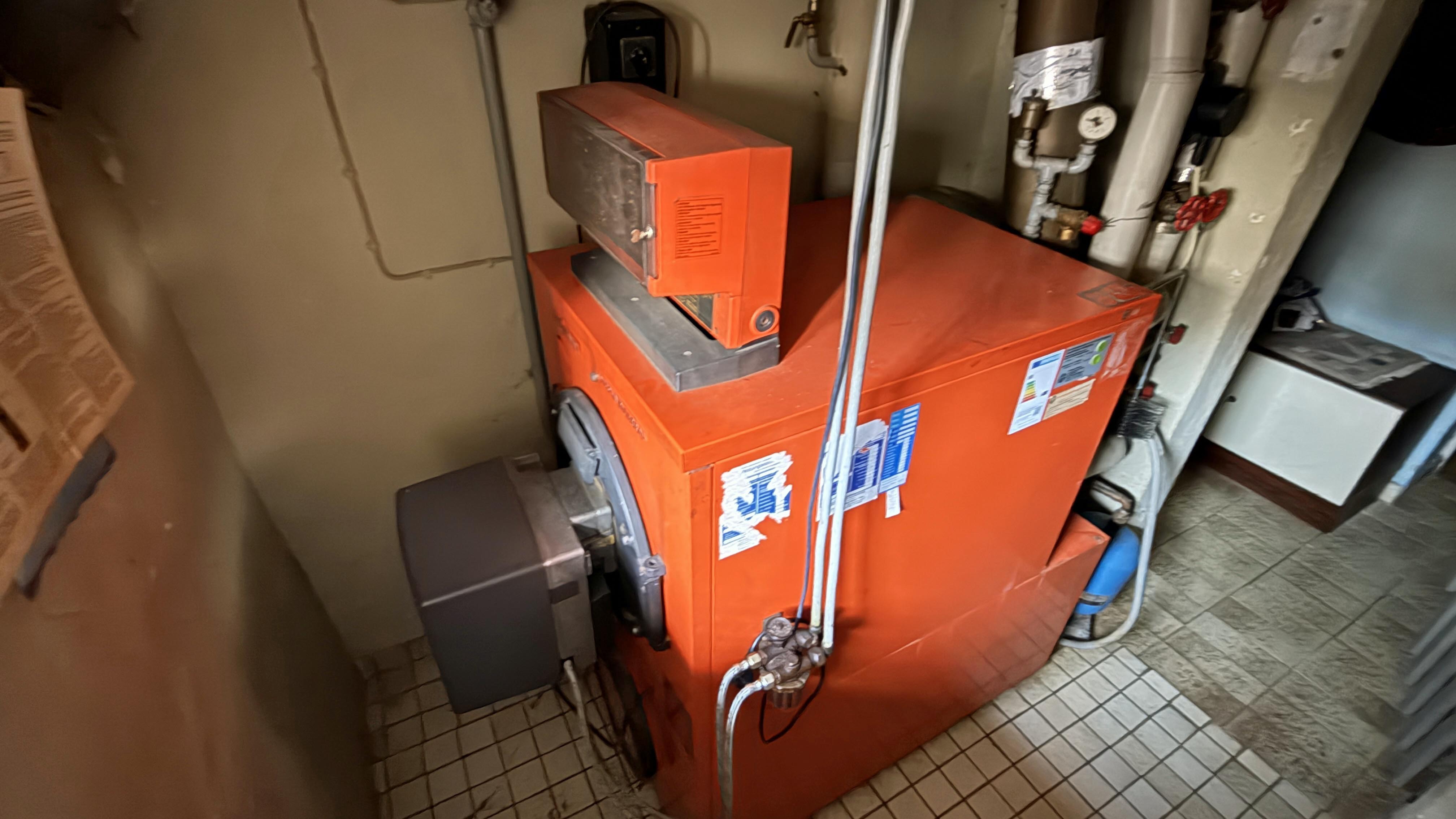 Hövels: Gepflegtes EFH villenartig gebaut und ausgestattet, Öl-Zentralheizung, Viessmann, Bj. 1981