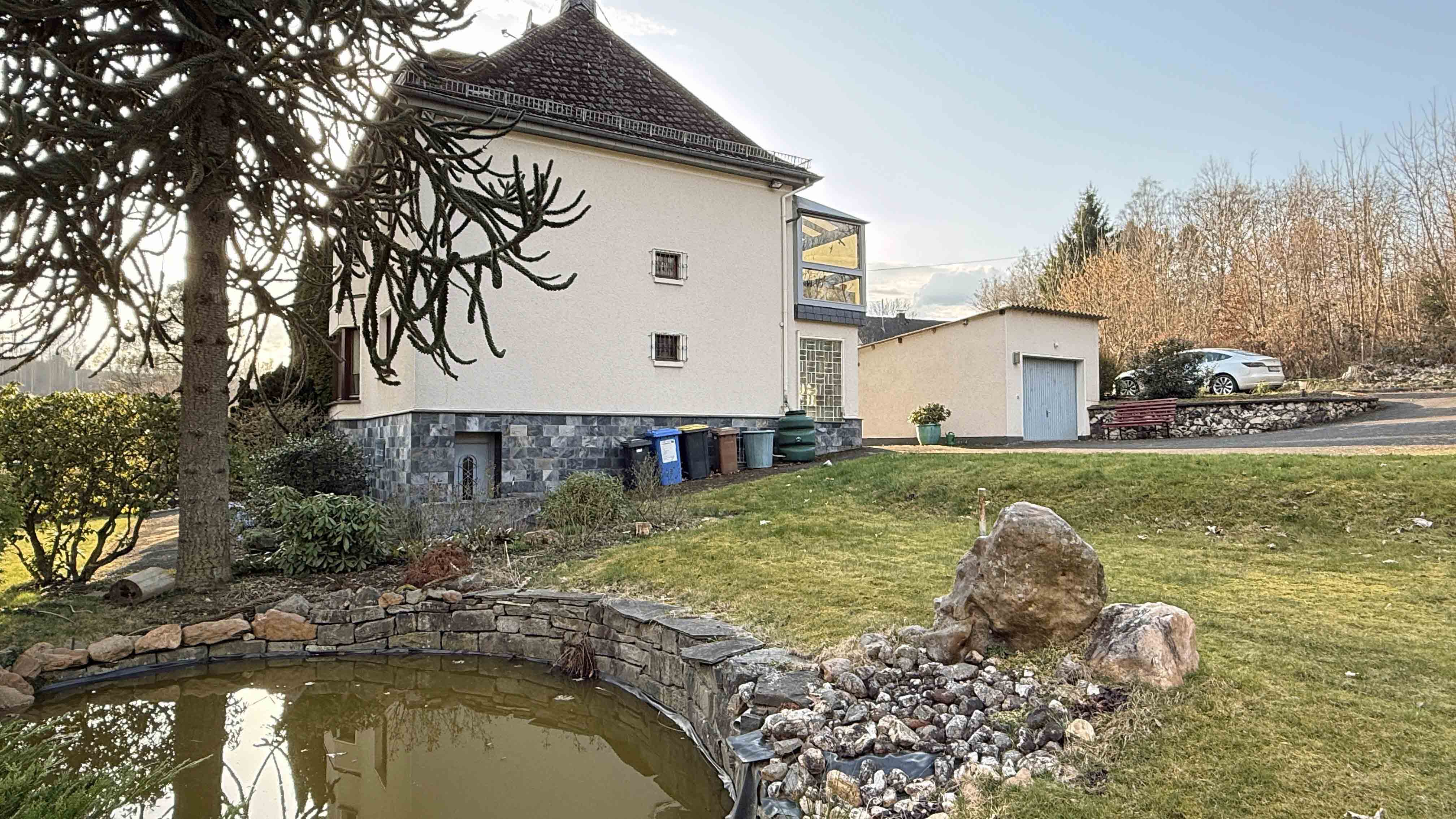 Hövels: Gepflegtes EFH villenartig gebaut und ausgestattet, Gartenseite. Nebeneingang durch den Keller.