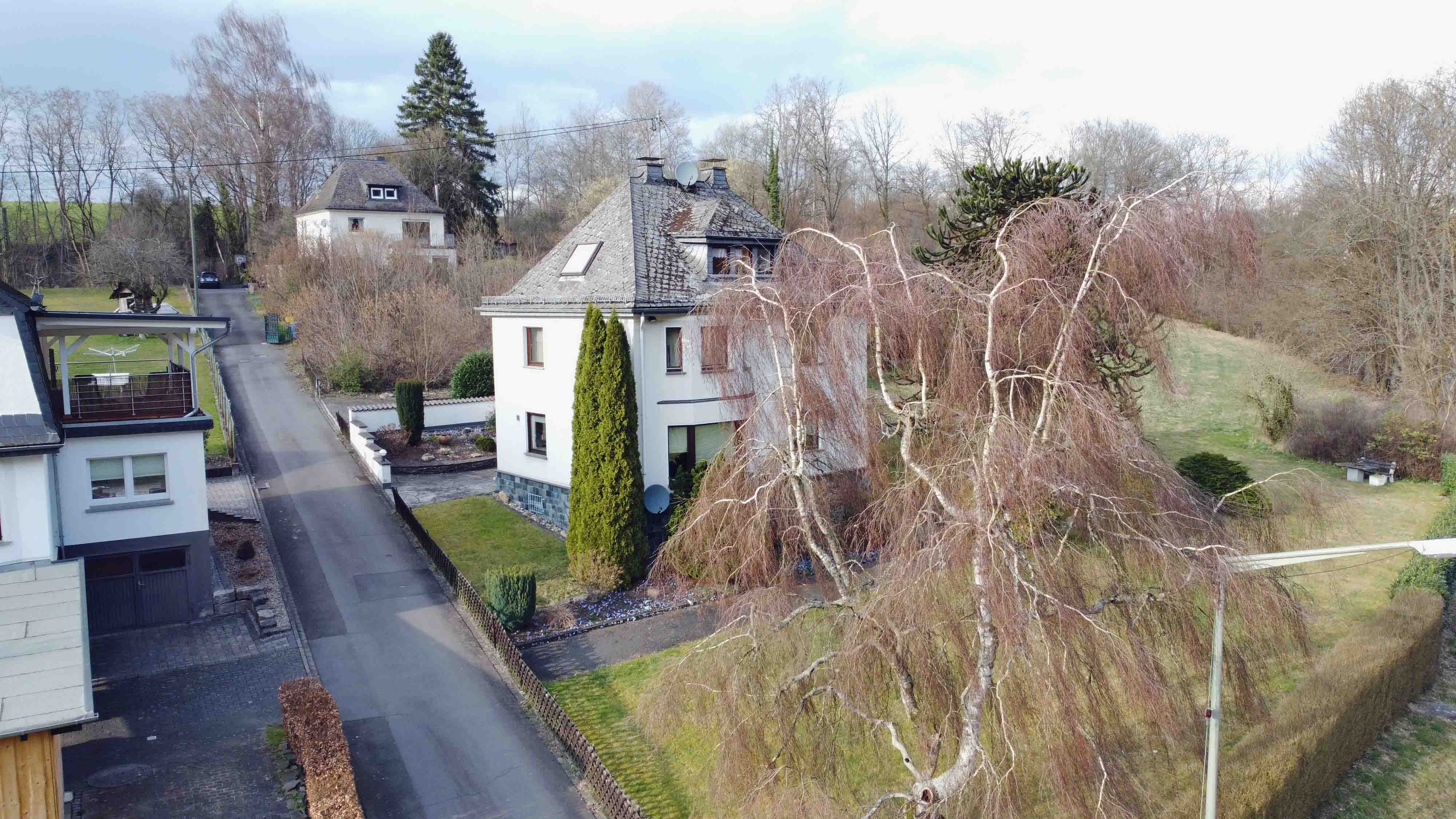 Hövels: Gepflegtes EFH villenartig gebaut und ausgestattet, enge Sackgasse mit nur drei Häusern u. viel Natur