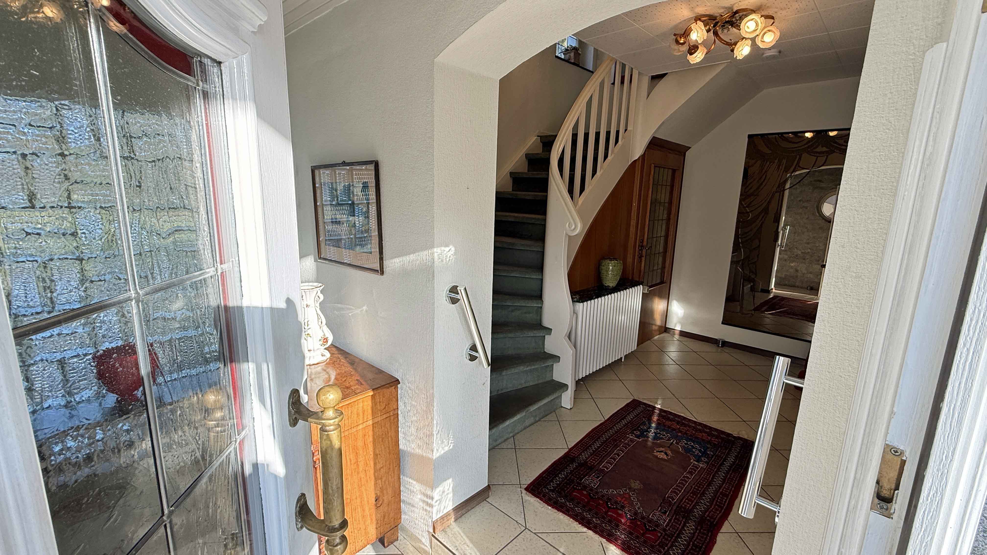 Hövels: Gepflegtes EFH villenartig gebaut und ausgestattet, Blick in den Eingangsbereich mit Windfang und...