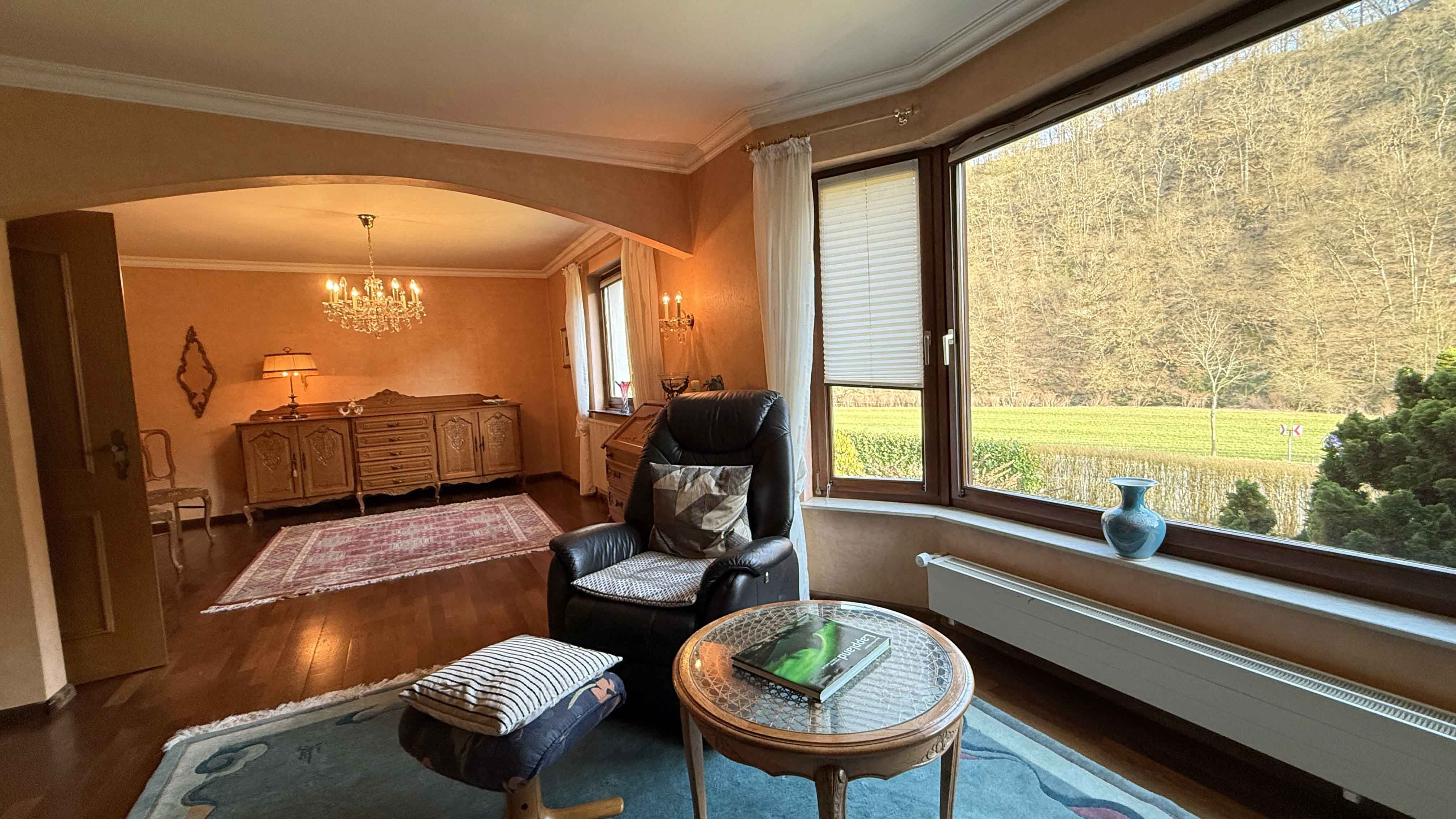 Hövels: Gepflegtes EFH villenartig gebaut und ausgestattet, Panoramafenster im Wohnzimmer und...