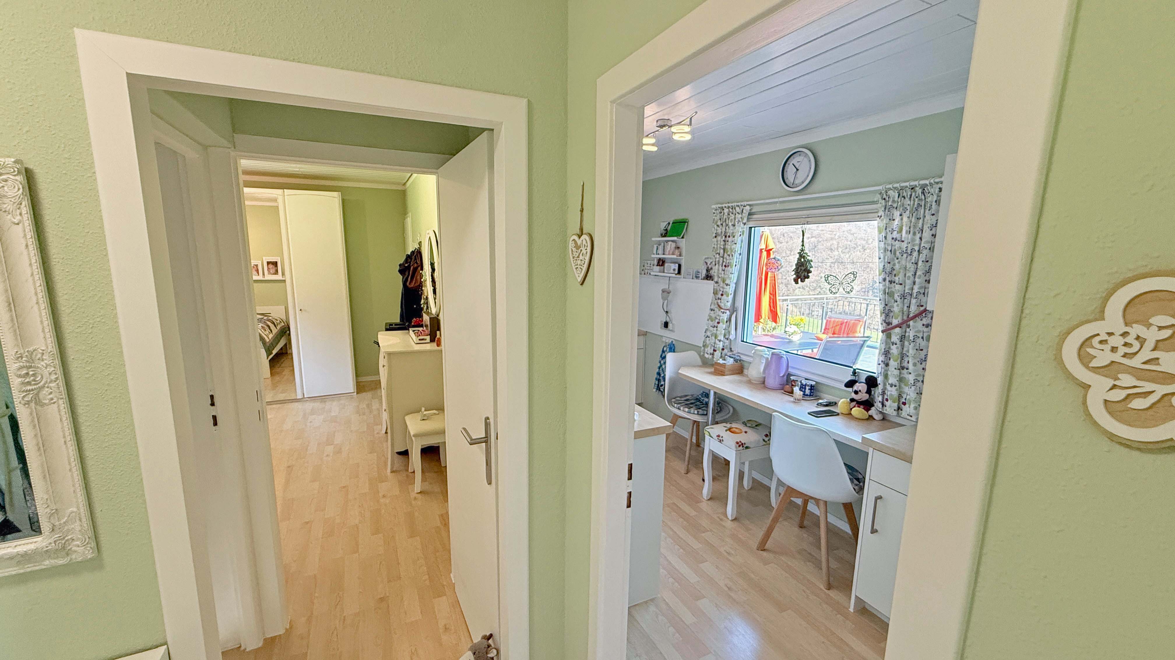 Morsbach-Böcklingen: Top gepflegtes kleines Idyll mit Panorama-Logenplatz, helle freundliche Räume, sofort zu beziehen !