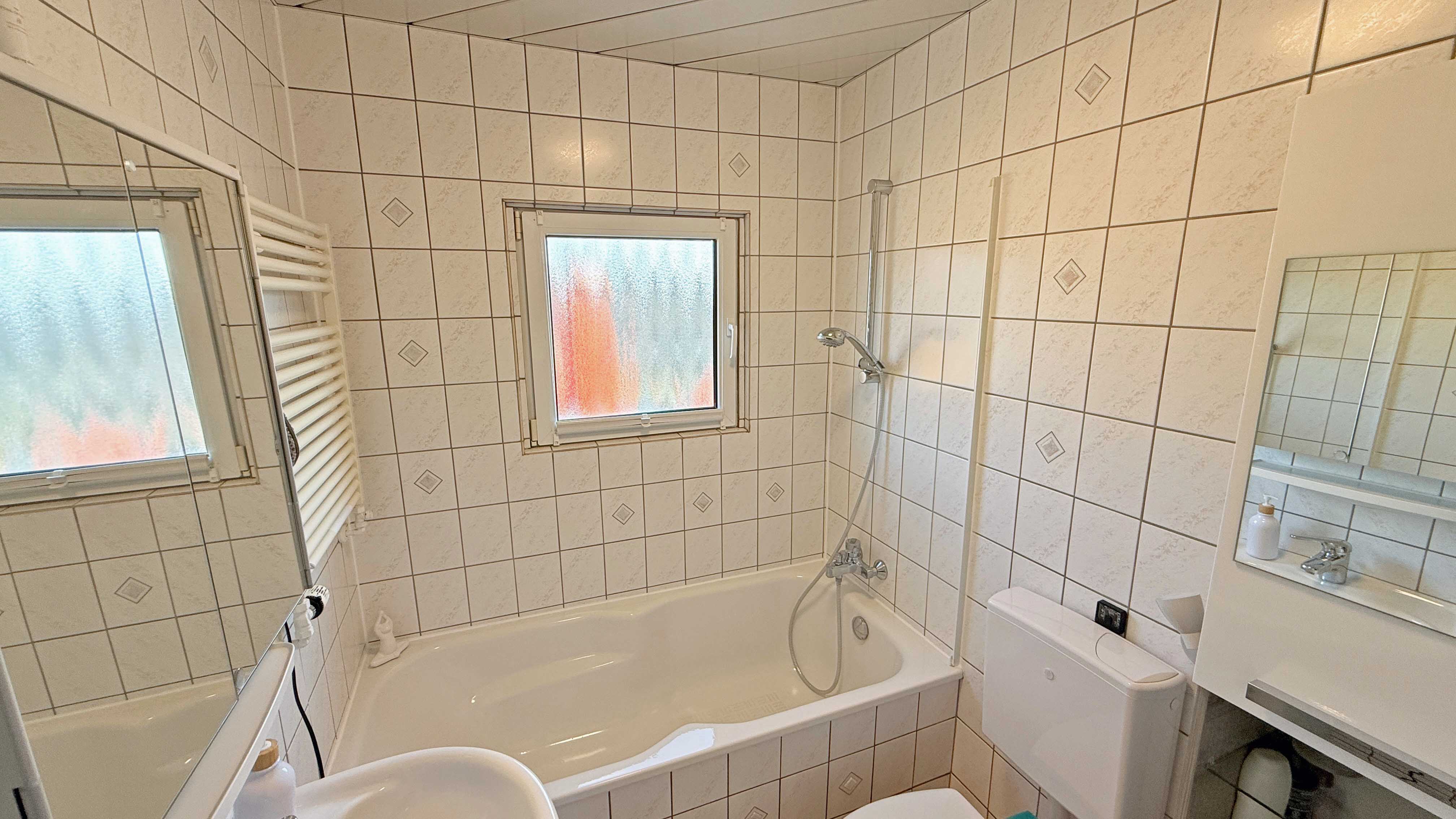 Morsbach-Böcklingen: Top gepflegtes kleines Idyll mit Panorama-Logenplatz, Bad mit direktem Zugang zum Schlafzimmer