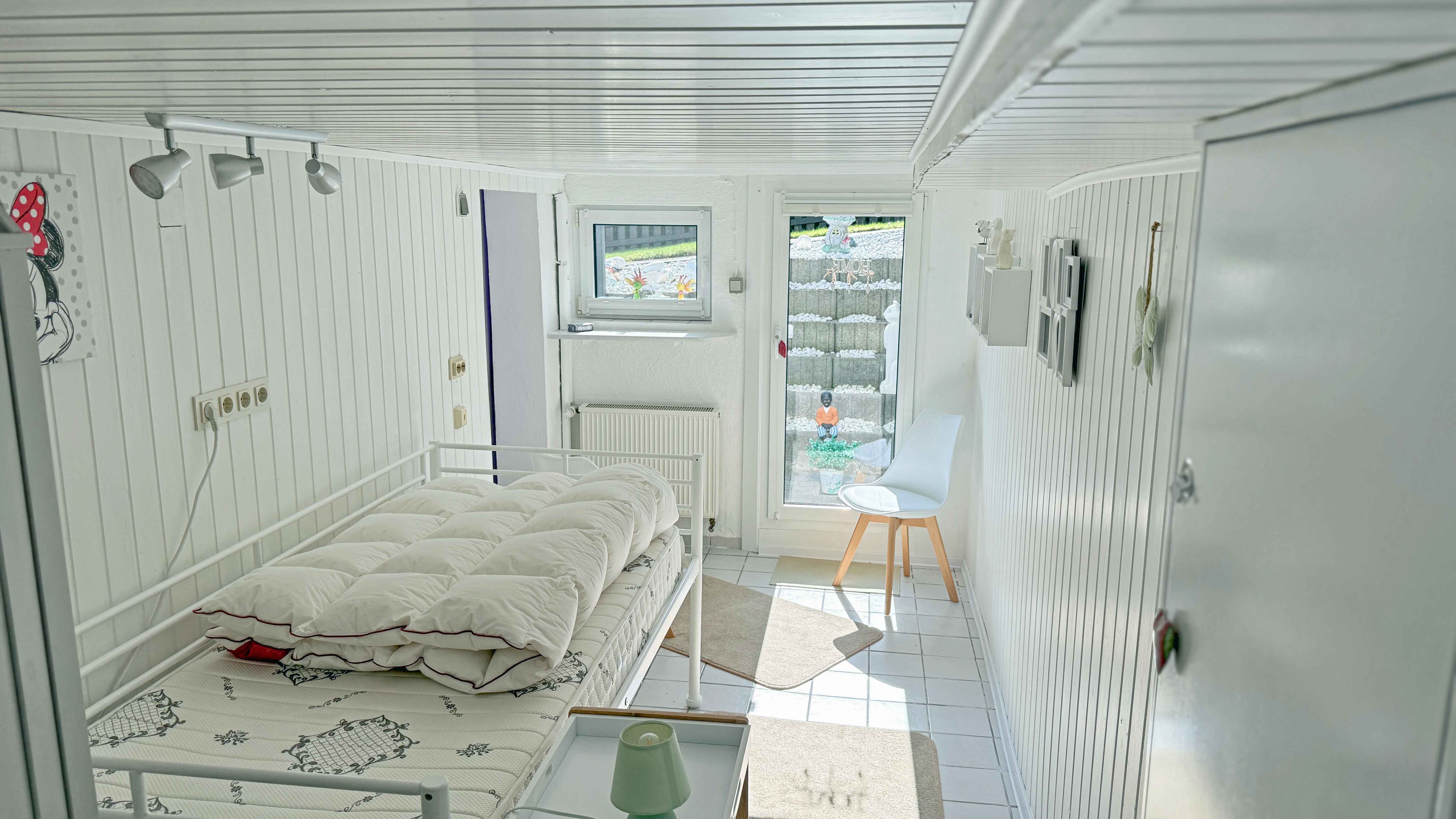 Morsbach-Böcklingen: Top gepflegtes kleines Idyll mit Panorama-Logenplatz, wohnlich ausgebauter Raum (11 m²) im UG...