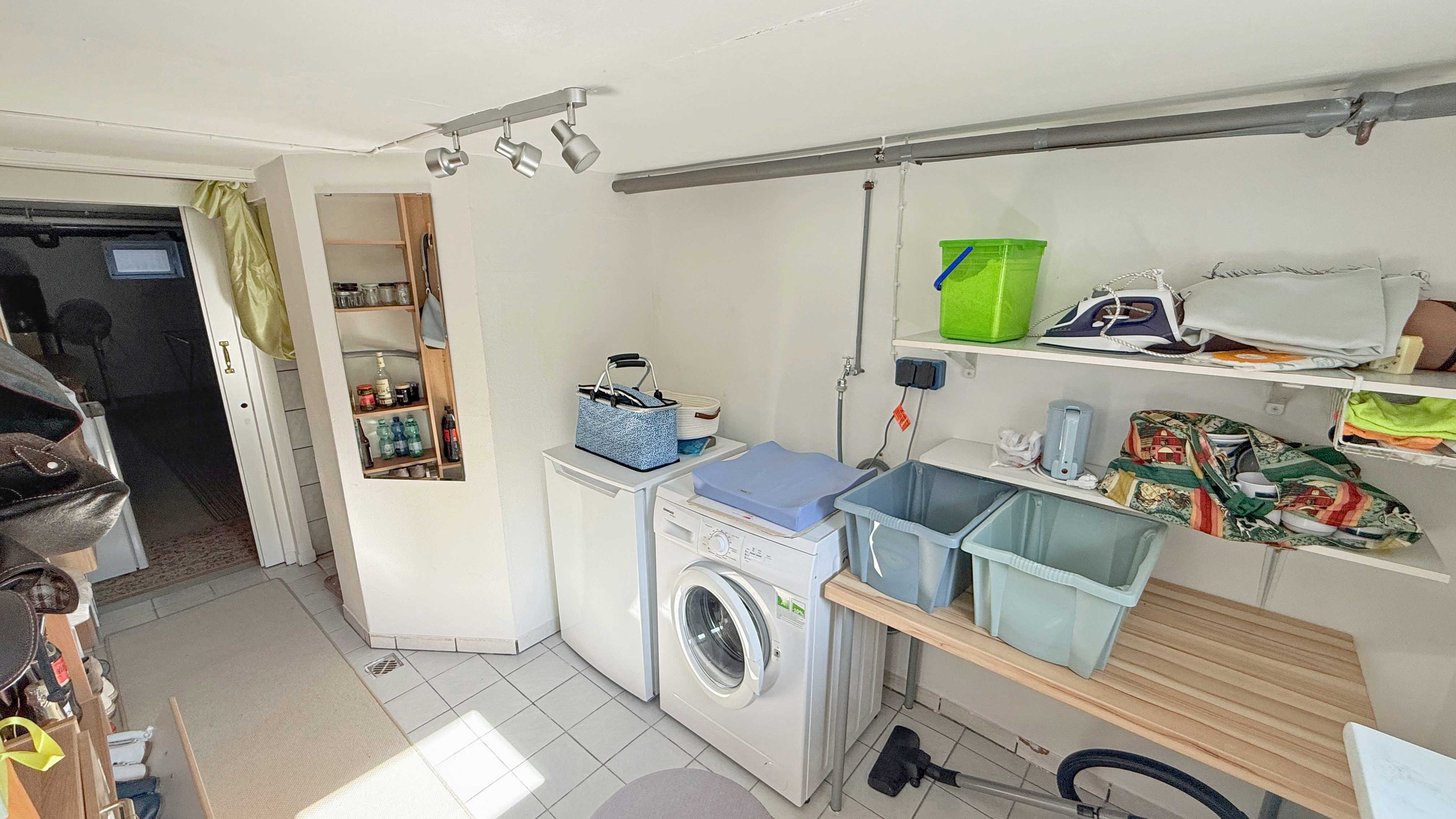 Morsbach-Böcklingen: Top gepflegtes kleines Idyll mit Panorama-Logenplatz, HSW-Raum mit WC und Abstellraum (hinten)