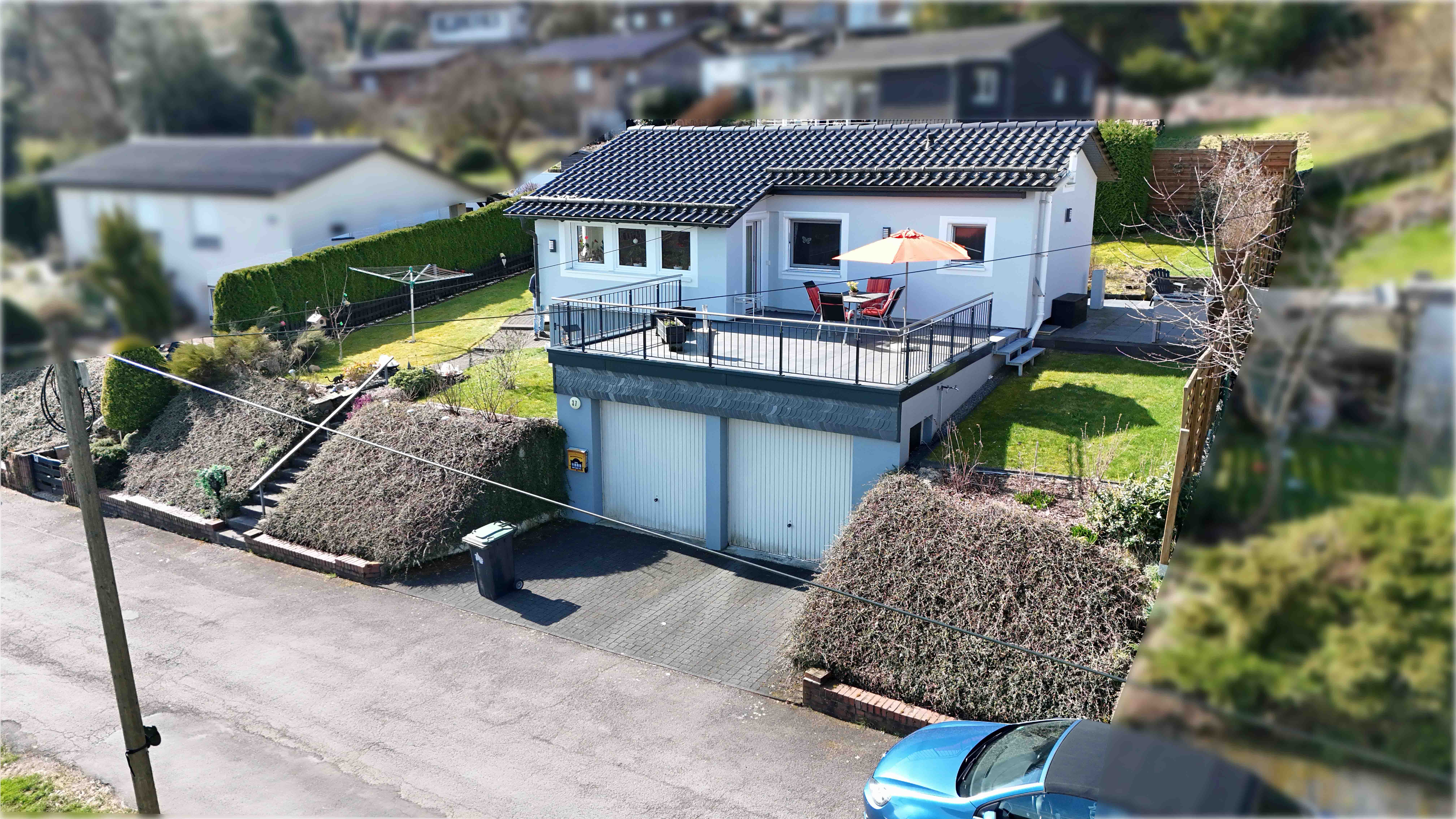 Morsbach-Böcklingen: Top gepflegtes kleines Idyll mit Panorama-Logenplatz, Doppelgarage mit 32 m² Terrasse darüber