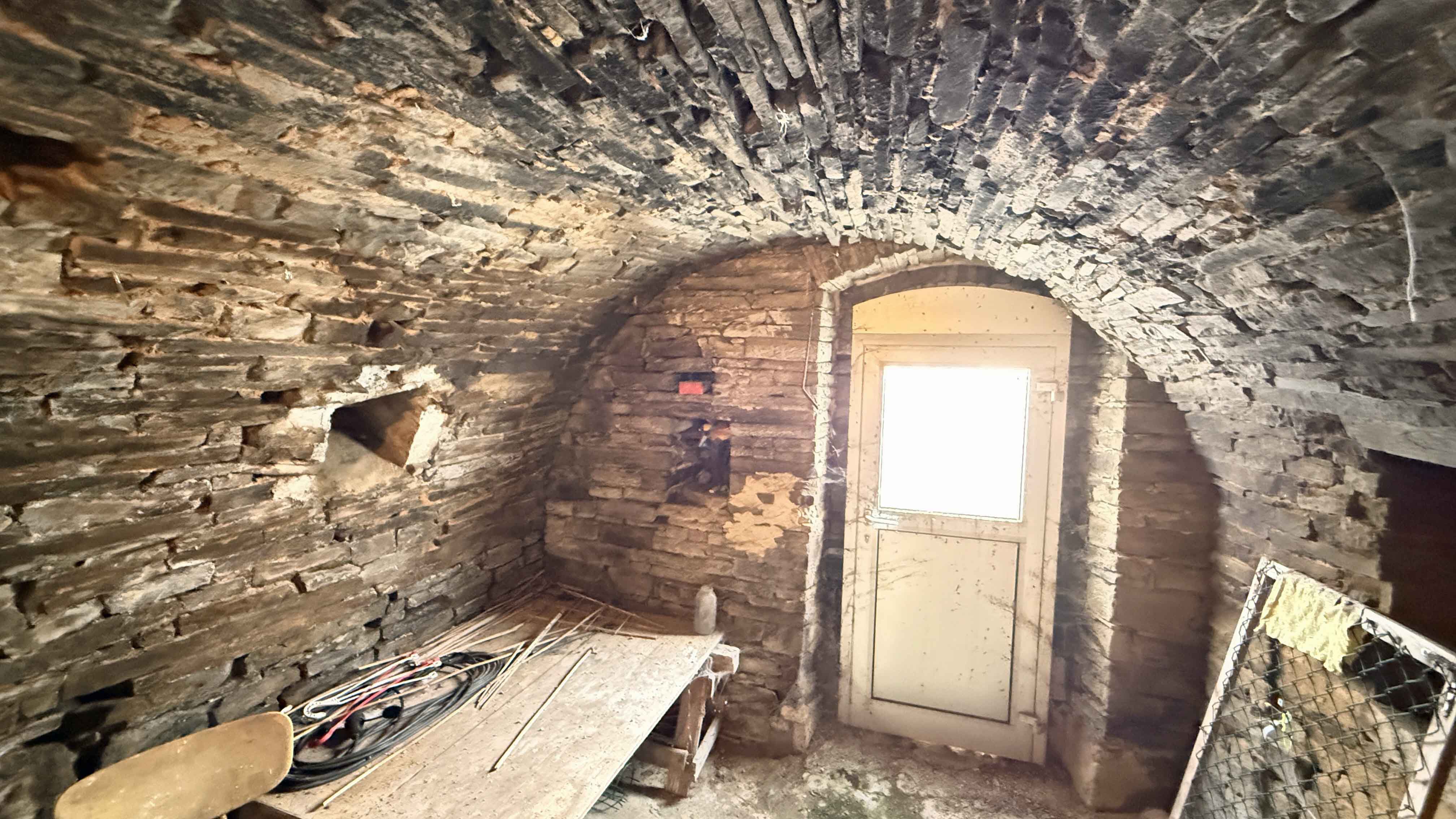 Reichshof-Nosbach: Gemütliches Fachwerkhaus mit großer Terrasse, ...echtem Bruchsteingewölbe