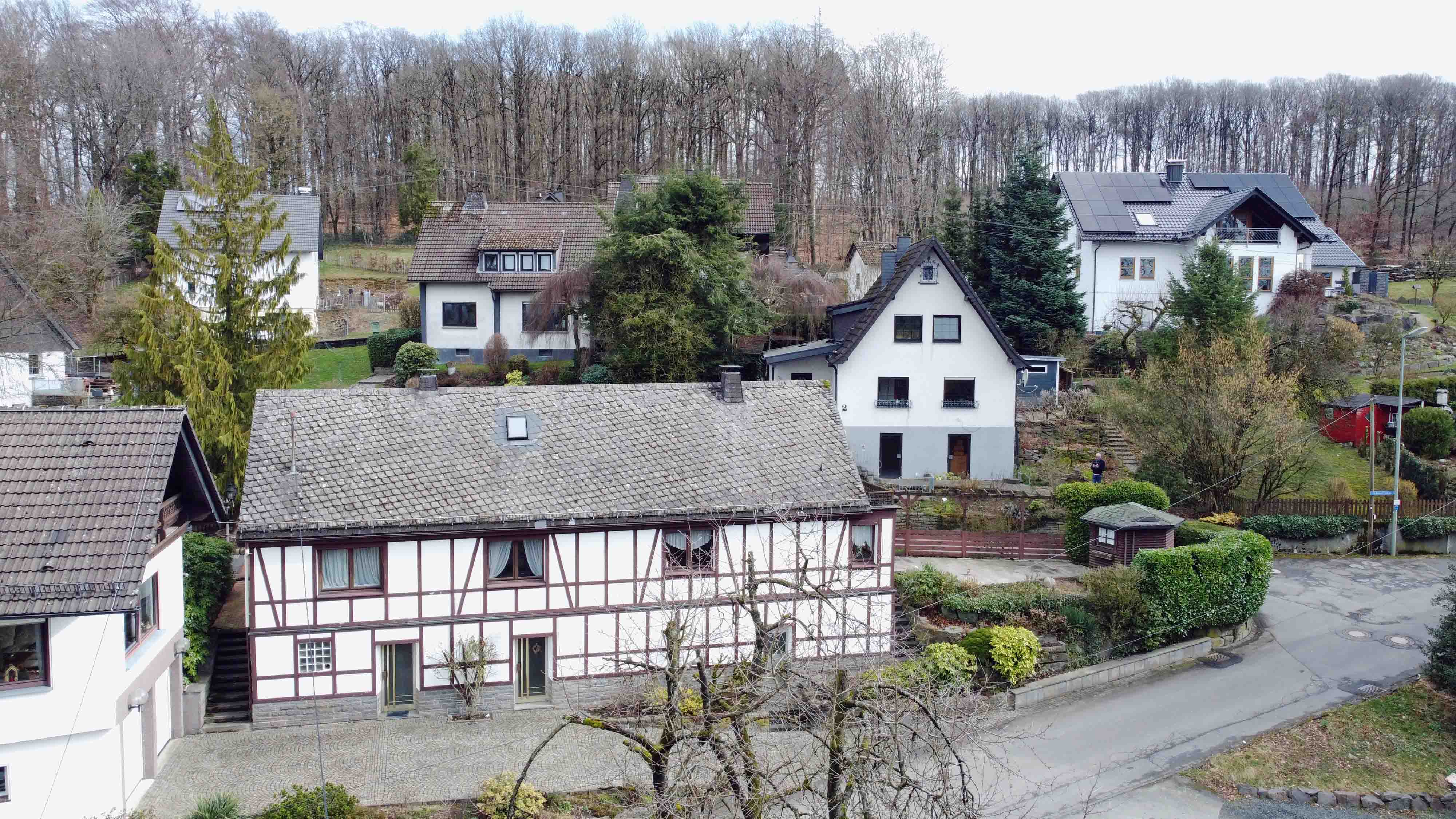 Reichshof-Nosbach: Gemütliches Fachwerkhaus mit großer Terrasse, Luftaufnahme. Ruhige Dorflage in Reichshof-Nosbach