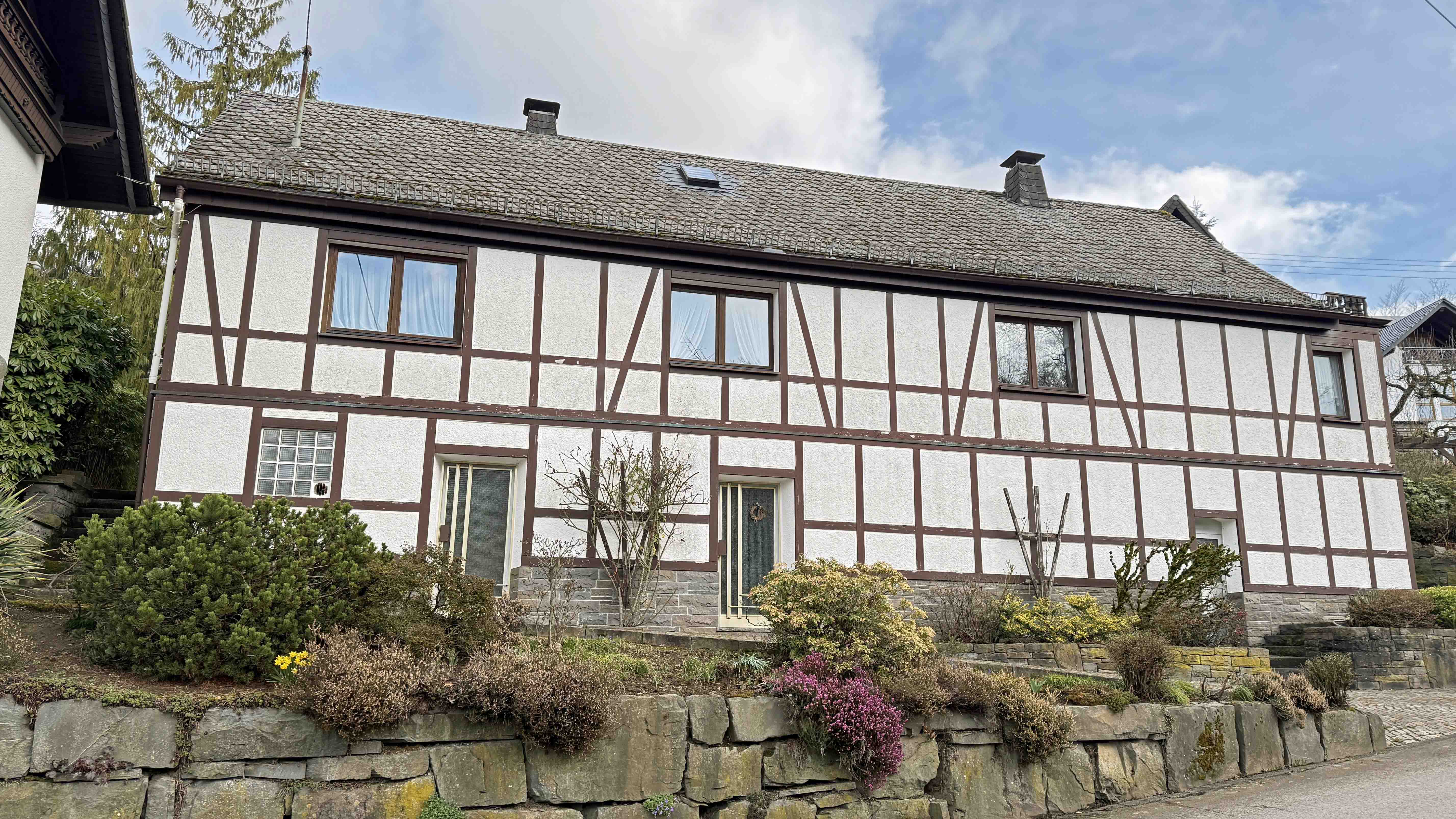 Reichshof-Nosbach: Gemütliches Fachwerkhaus mit großer Terrasse, Hausrückseite. Fassade wurde 1996 komplett gedämmt!