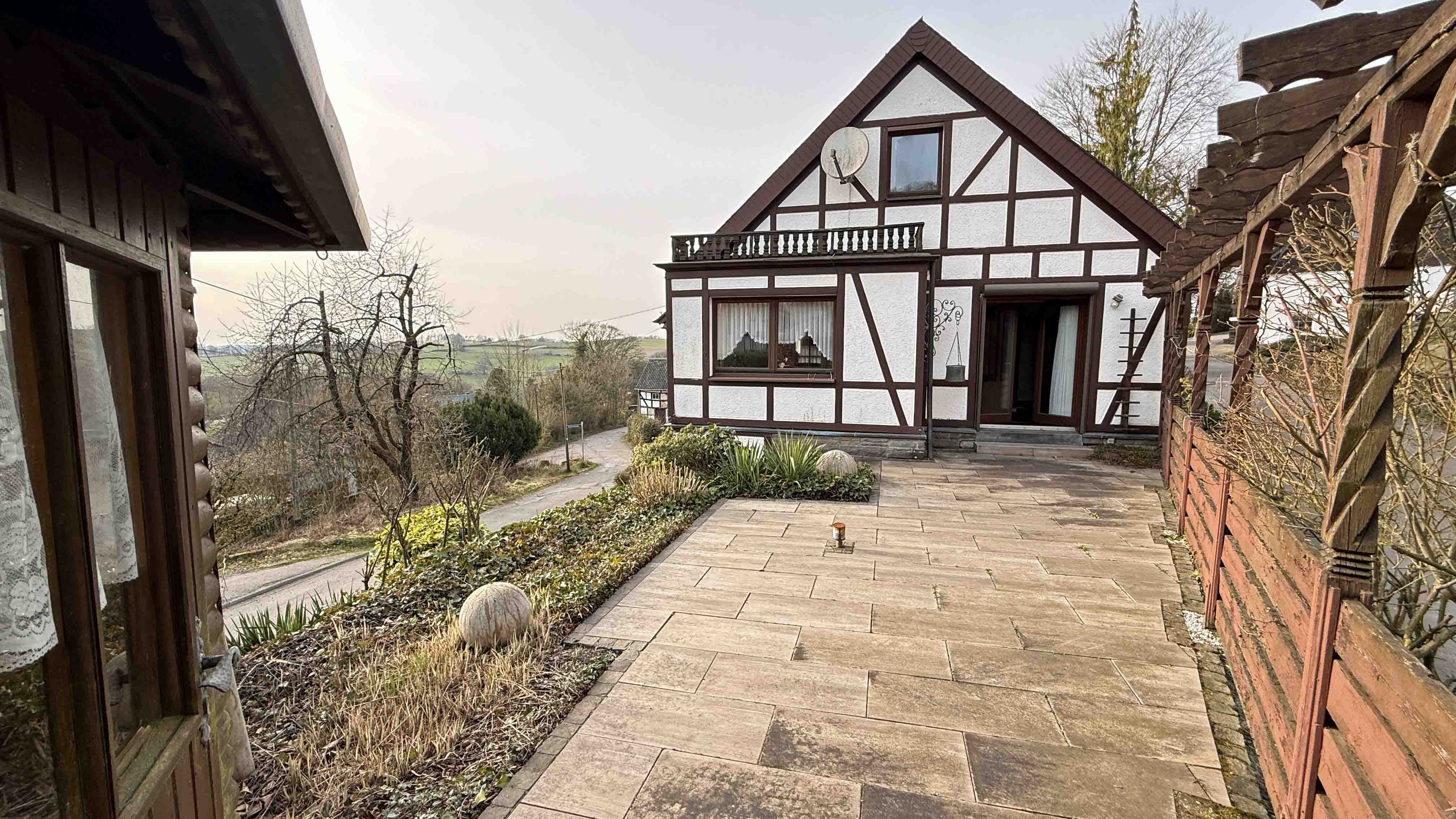 Reichshof-Nosbach: Gemütliches Fachwerkhaus mit großer Terrasse, Terrasse mit Blick und ist direkt aus...