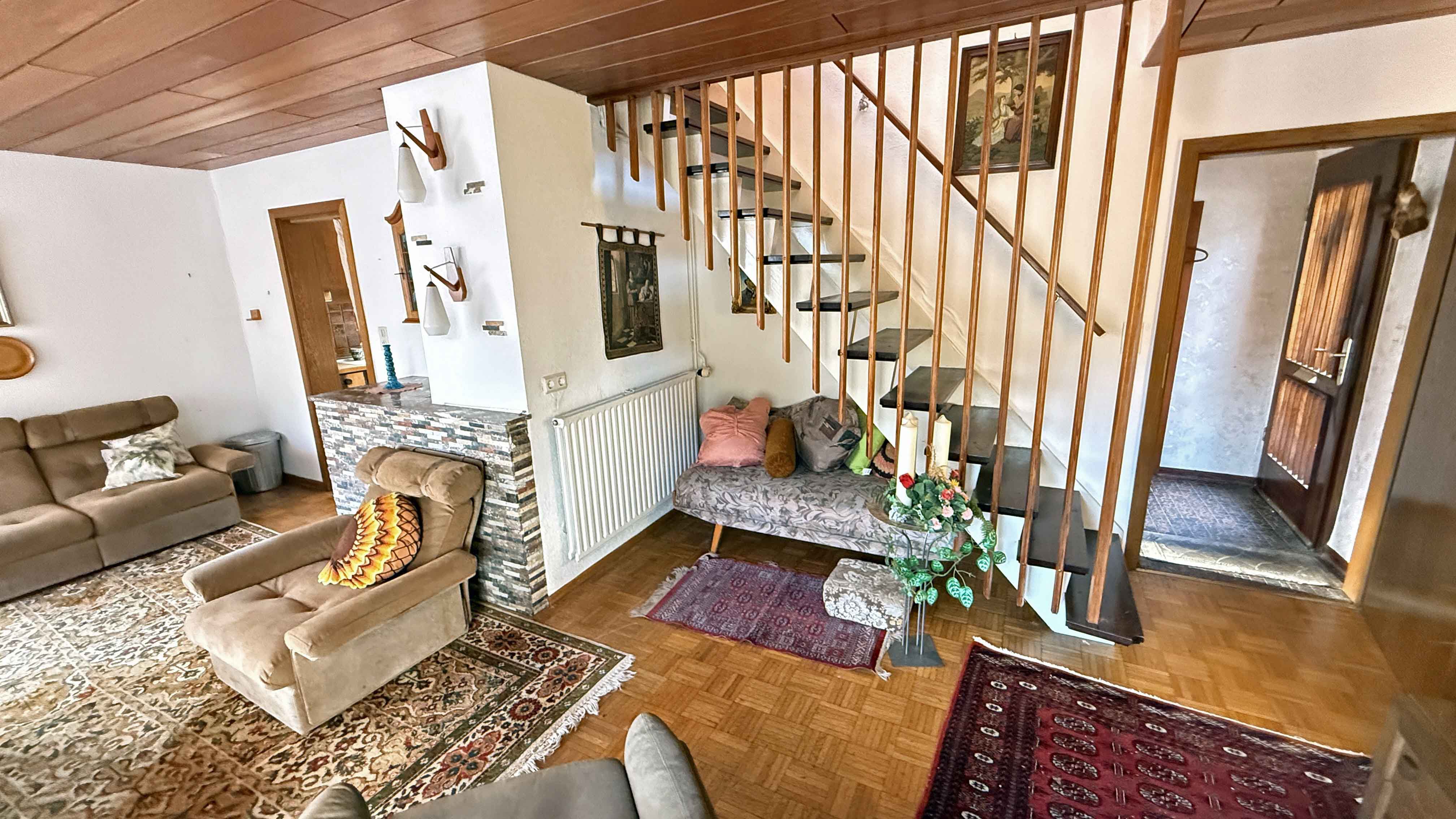 Reichshof-Nosbach: Gemütliches Fachwerkhaus mit großer Terrasse, Wohnzimmer mit Parkett und Treppe zum DG