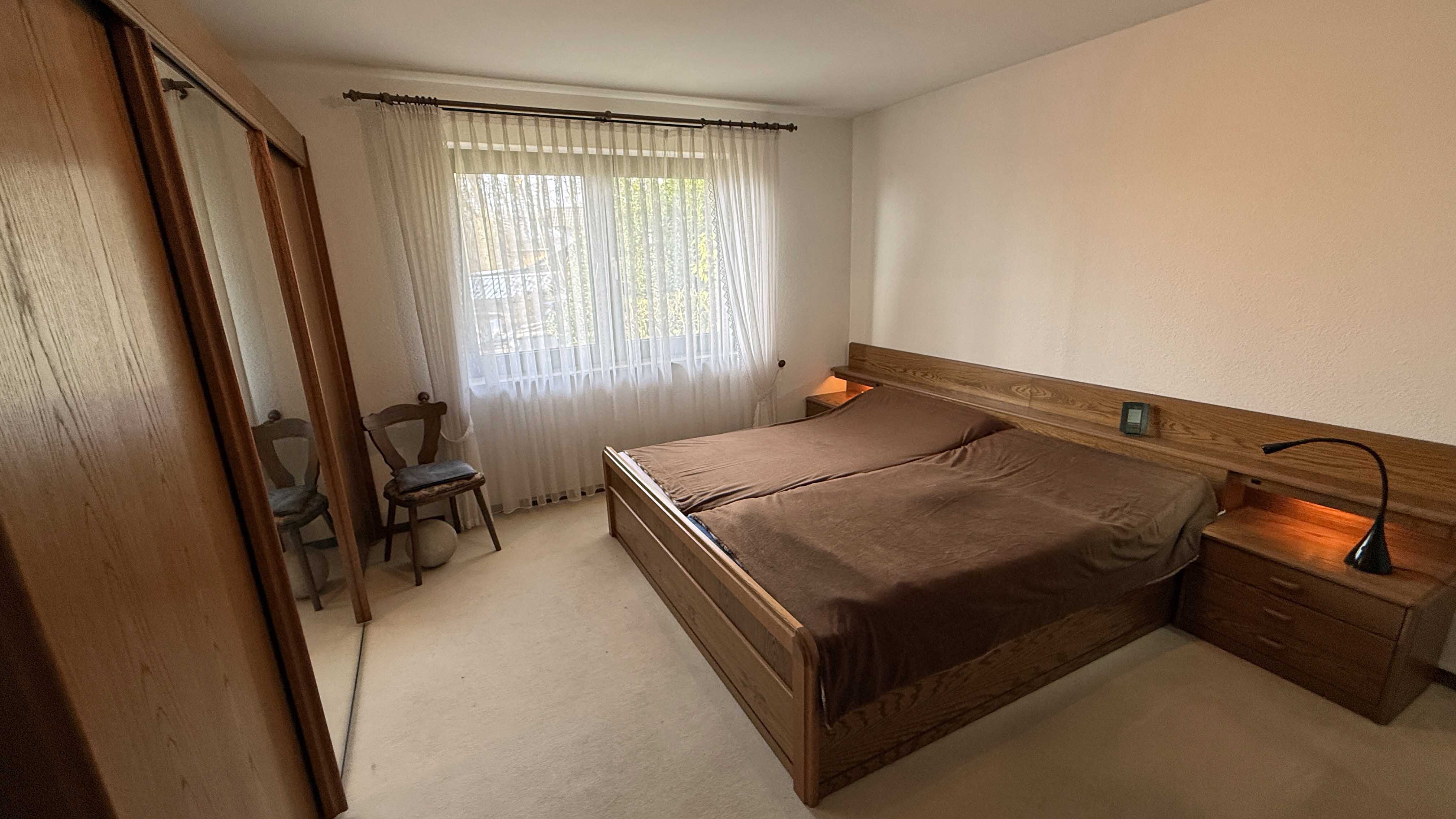 Reichshof-Nosbach: Barrierefreies Unternehmerhaus mit Büro und 4 Garagen, 128 m² Wohnfl. im EG, inkl. Schlafzimmer (19 m²)