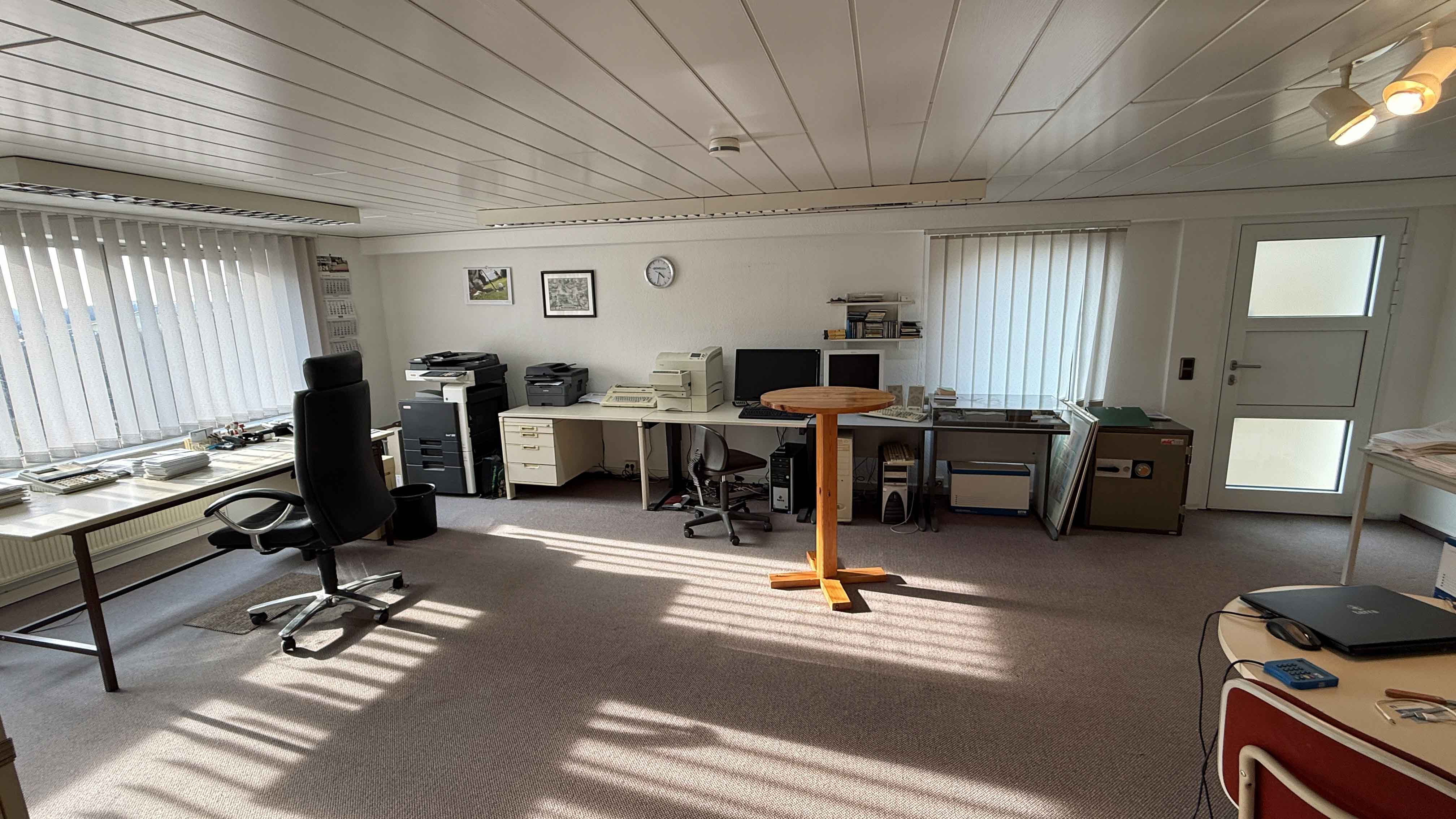 Reichshof-Nosbach: Barrierefreies Unternehmerhaus mit Büro und 4 Garagen, ...39 m² großem (Büro-) Raum