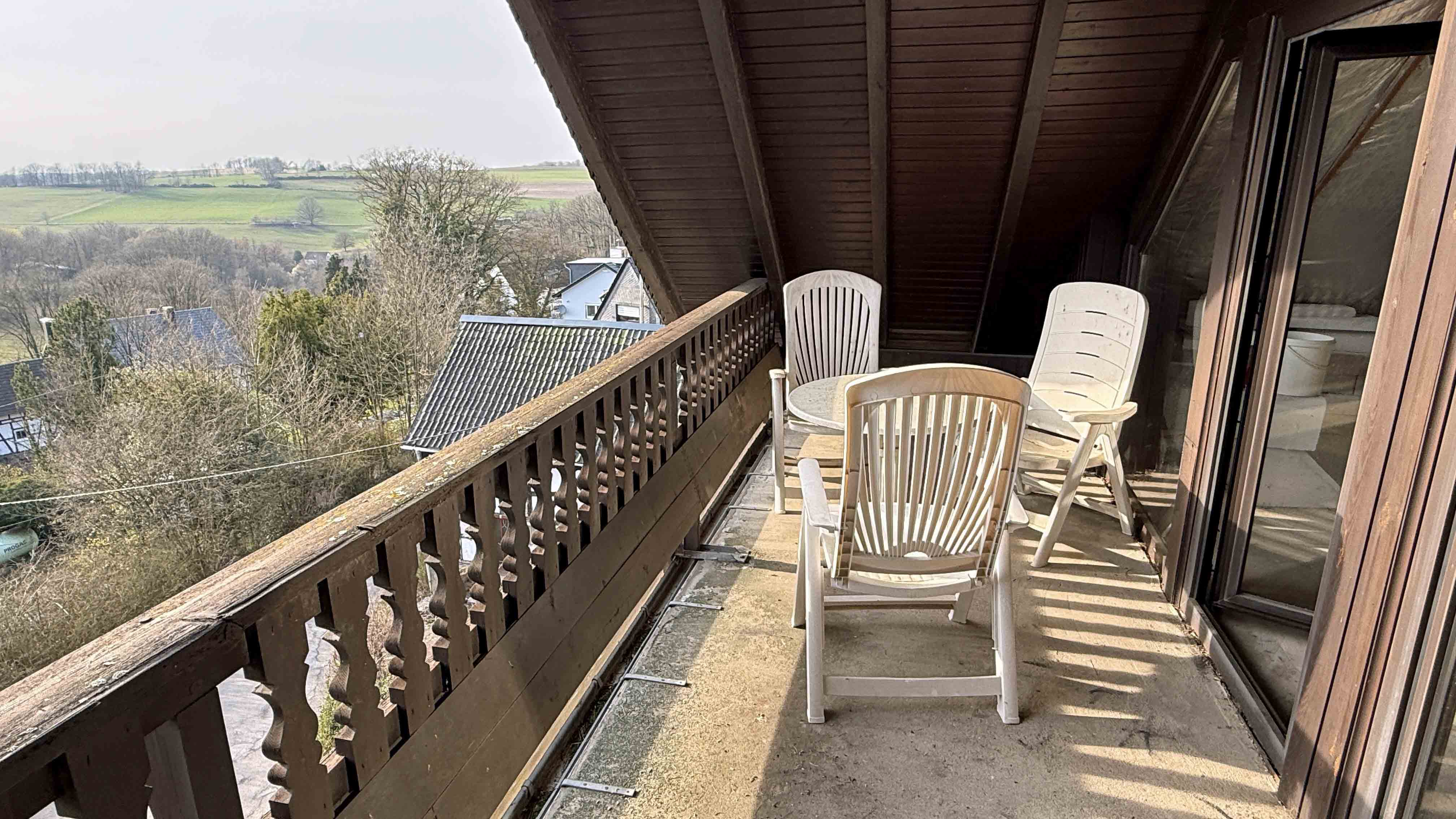 Reichshof-Nosbach: Barrierefreies Unternehmerhaus mit Büro und 4 Garagen, ...zwei großen überdachten Balkonen mit Fernblick