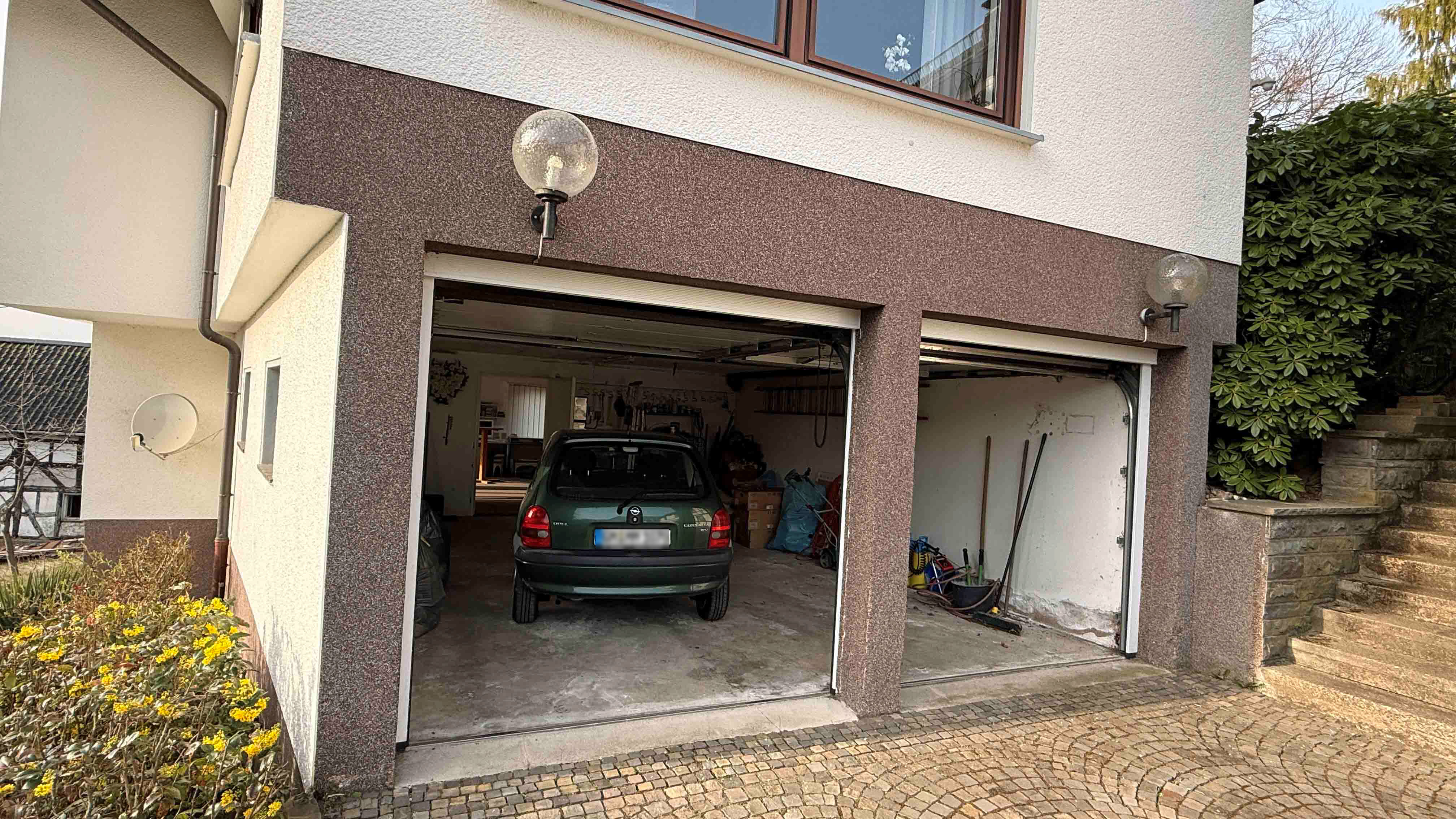 Reichshof-Nosbach: Barrierefreies Unternehmerhaus mit Büro und 4 Garagen, Doppelgarage mit Sektionaltoren an der 