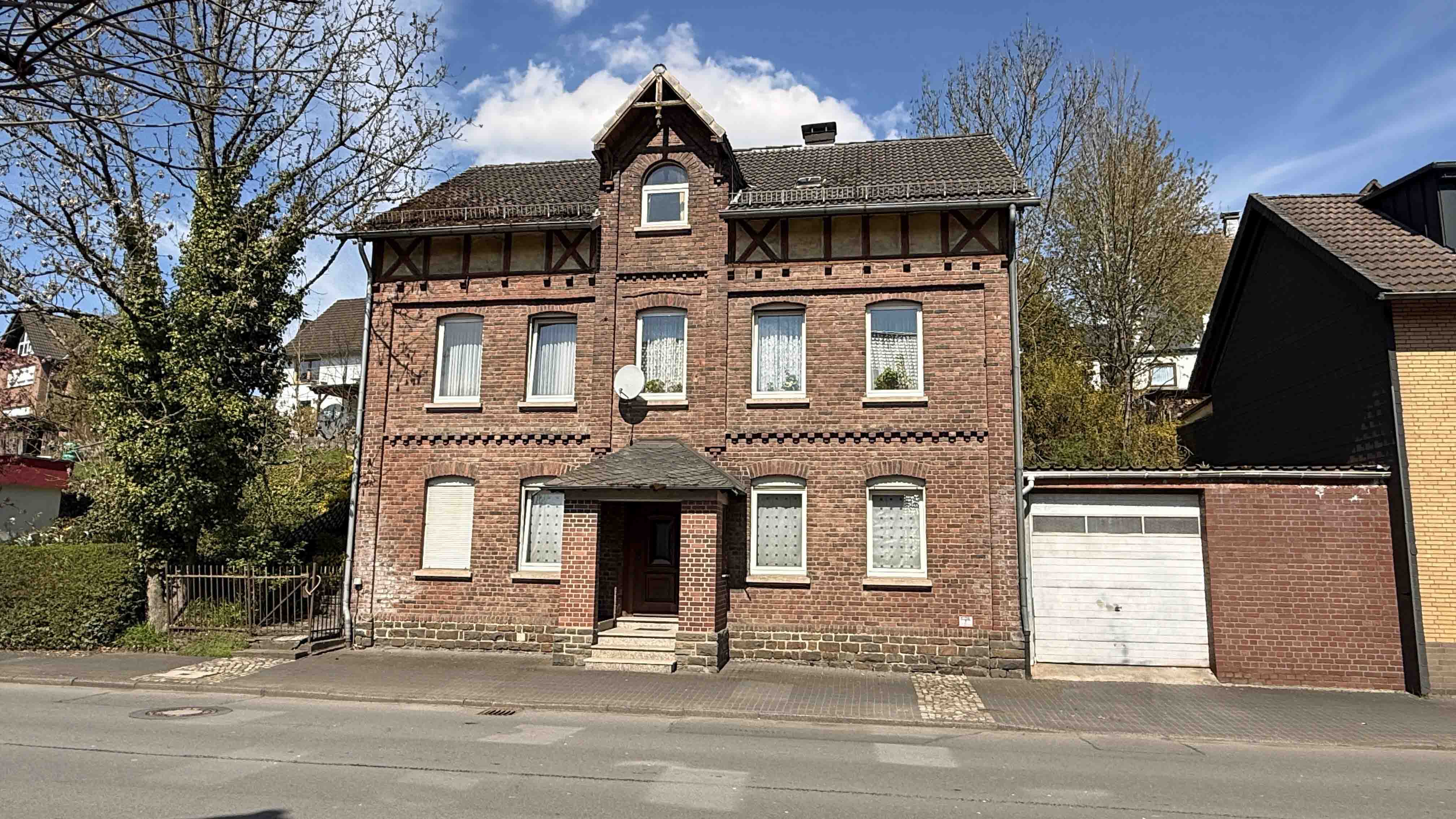 412 2-474 - Morsbach: Achtung Handwerker! Schönes, aber modernisierungsbedürftiges Backsteinhaus