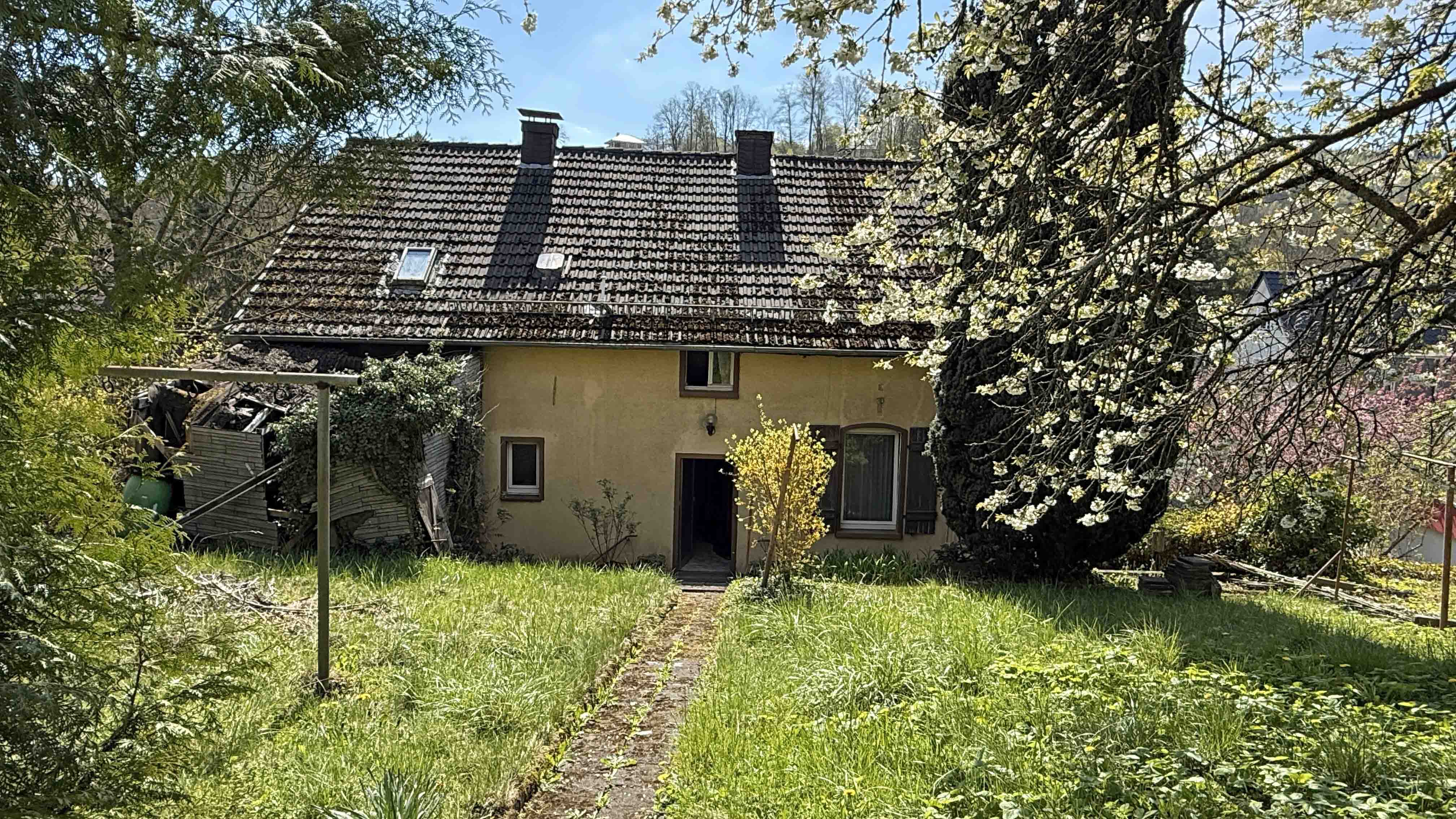 Morsbach: Achtung Handwerker! Schönes, aber modernisierungsbedürftiges Backsteinhaus, ...rückwärtigen Garten u. zweiten Hauseingang